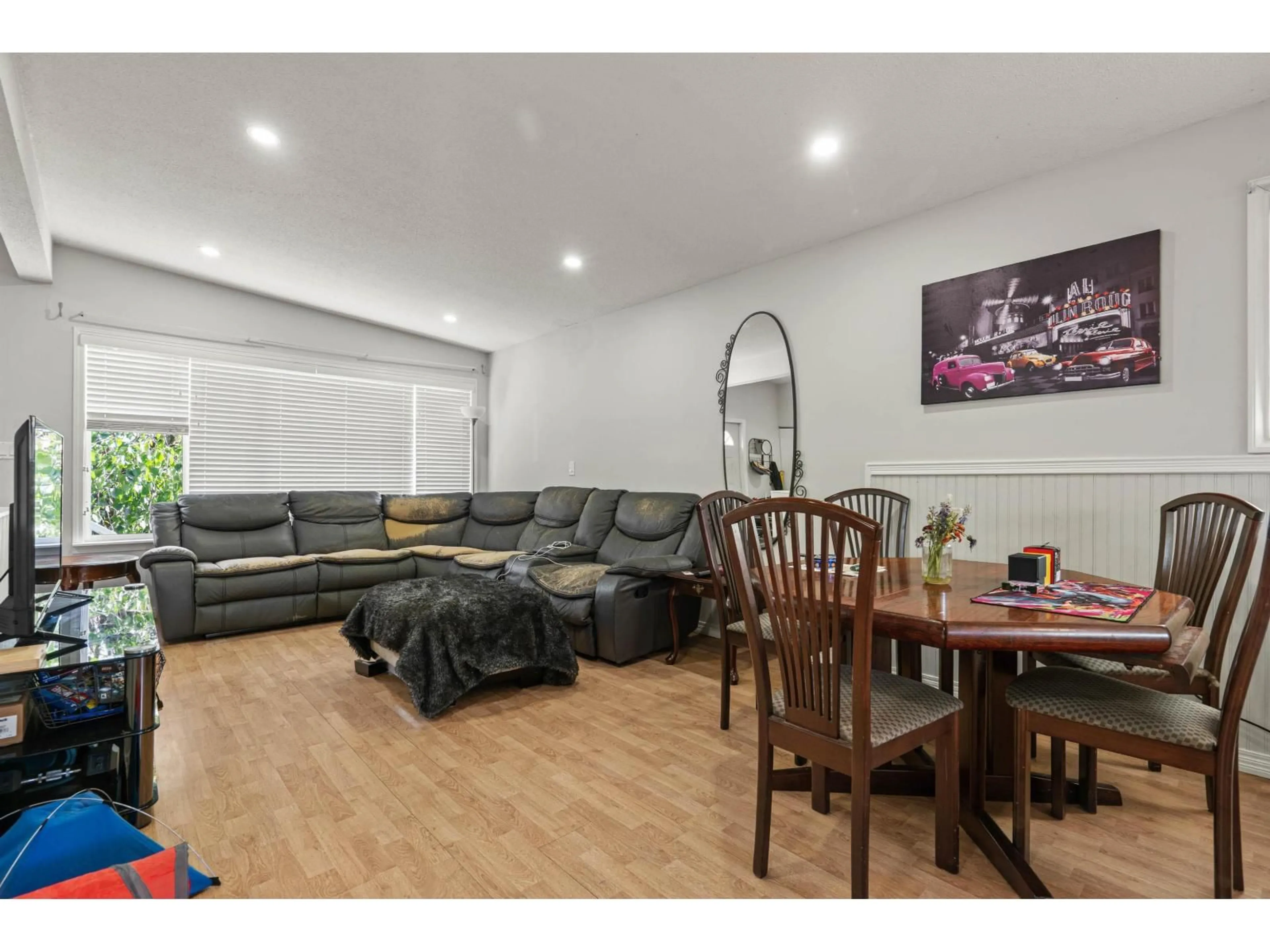 Living room with furniture, wood/laminate floor for 46637 ANDREWS AVENUE, Chilliwack British Columbia V2P2H9