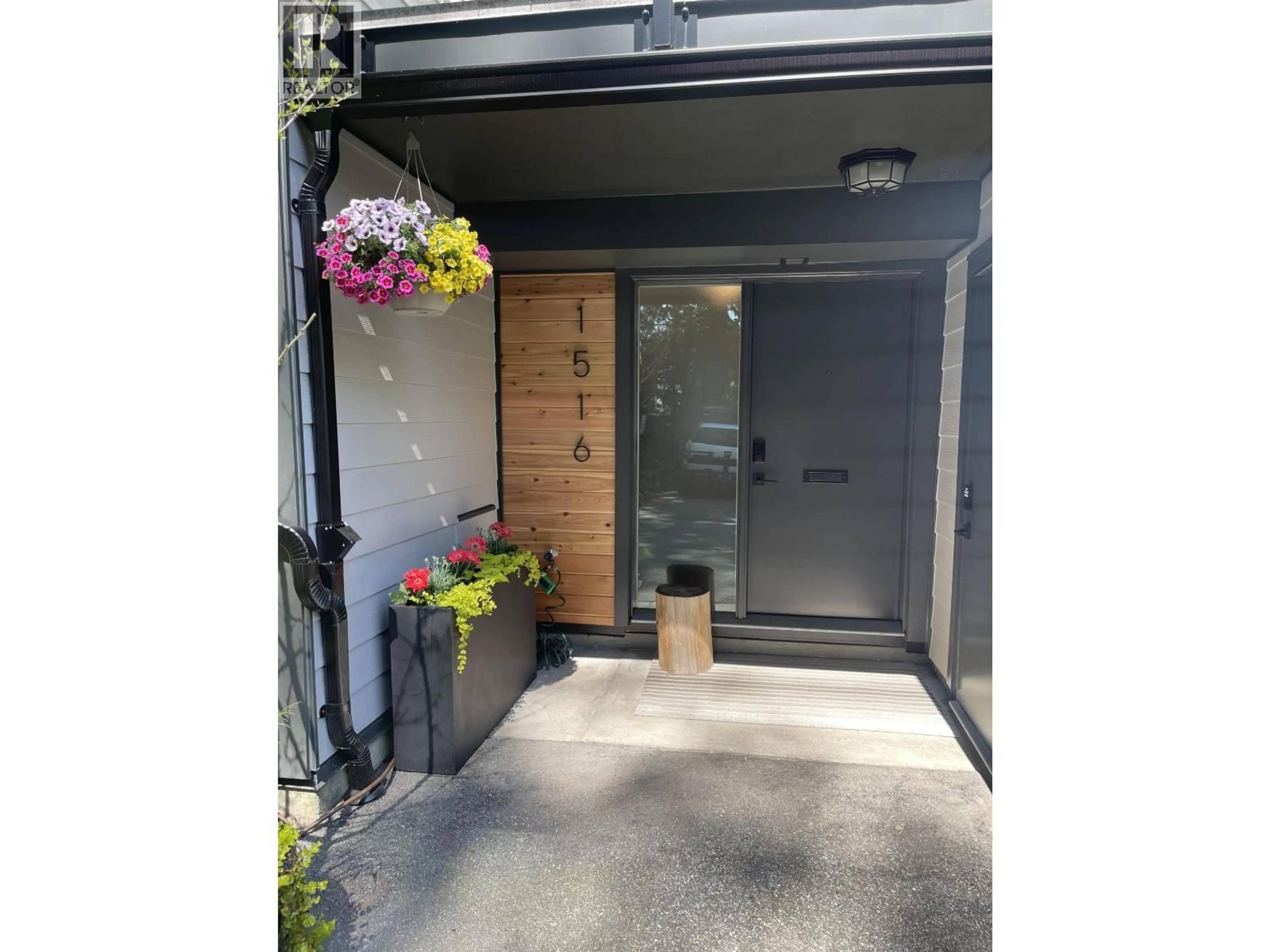 Indoor entryway for 1516 MCNAIR DRIVE, North Vancouver British Columbia V7K1X6