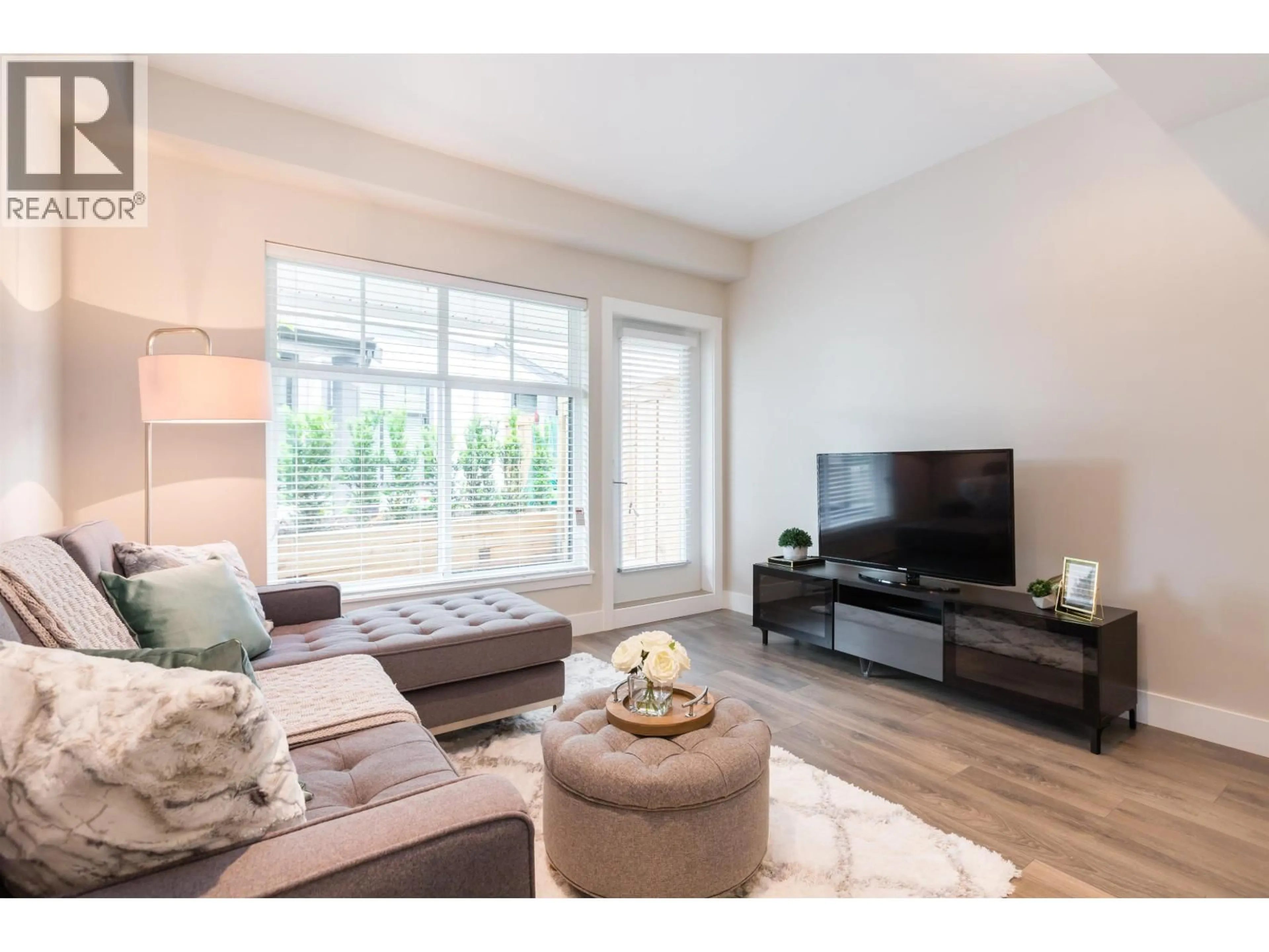 Living room with furniture, wood/laminate floor for 1 - 5148 SAVILE ROW, Burnaby British Columbia V5E0C3
