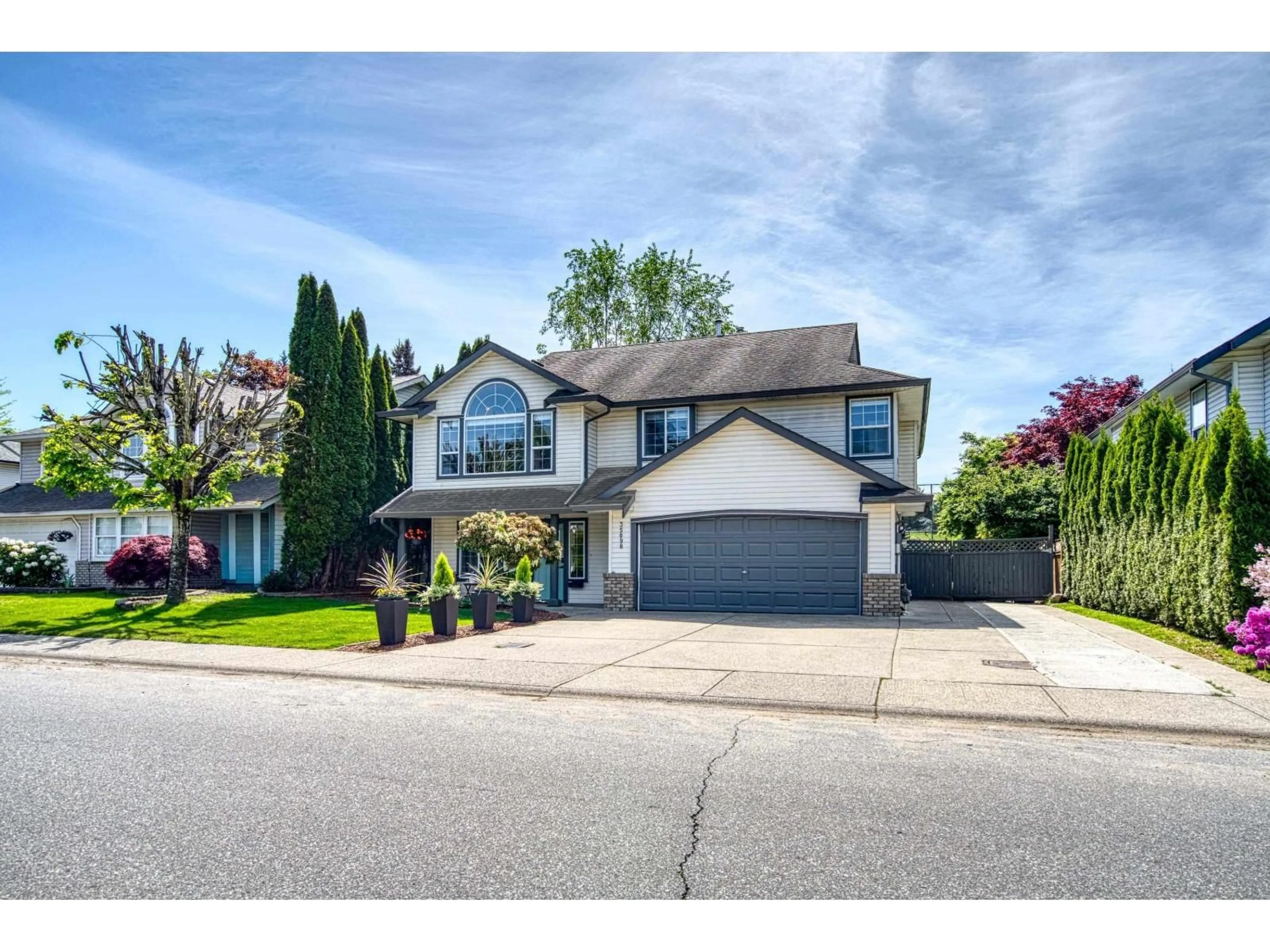 Home with vinyl exterior material, street for 35098 KOOTENAY DRIVE, Abbotsford British Columbia V2S8C9