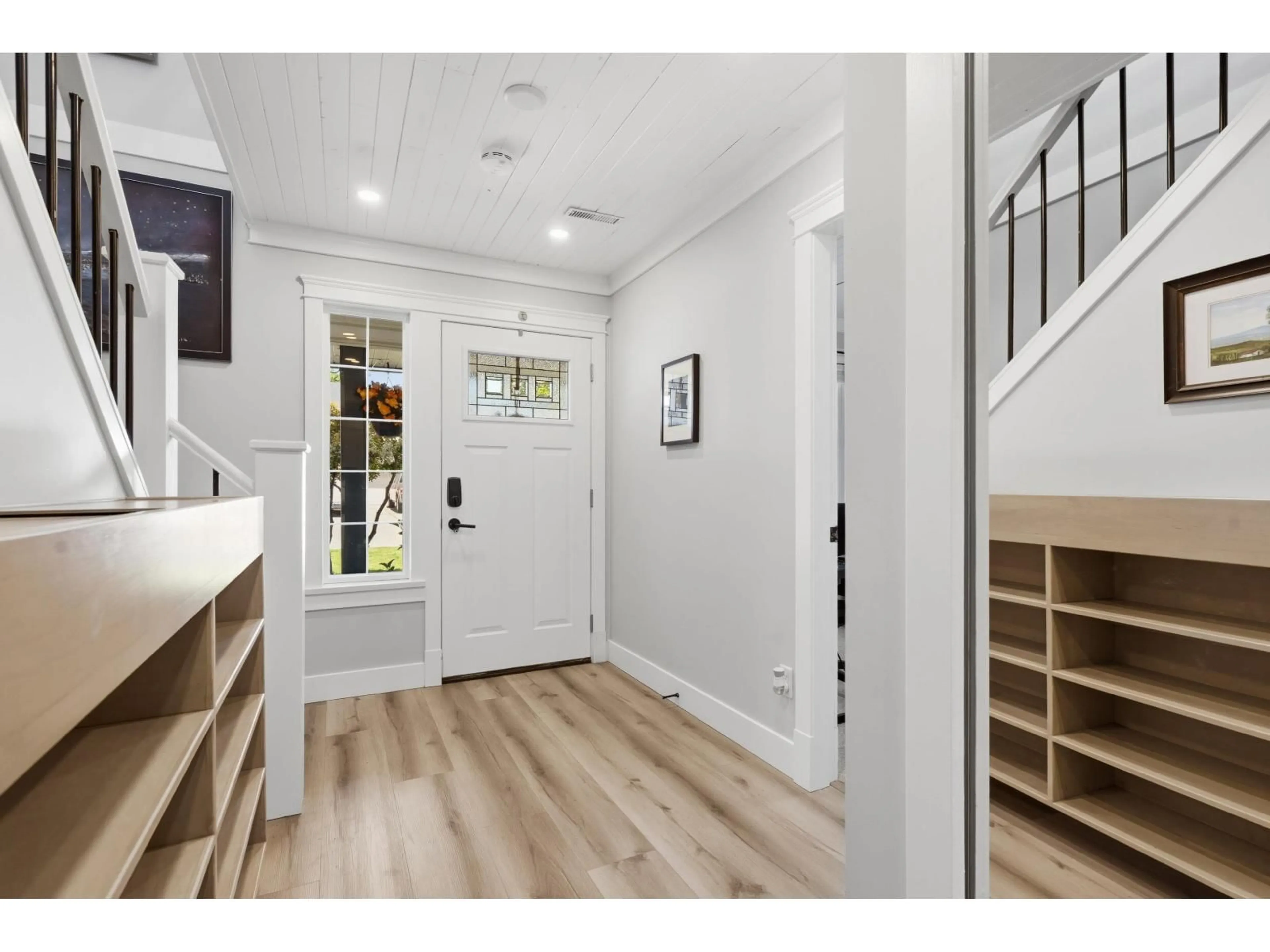 Indoor entryway for 35098 KOOTENAY DRIVE, Abbotsford British Columbia V2S8C9