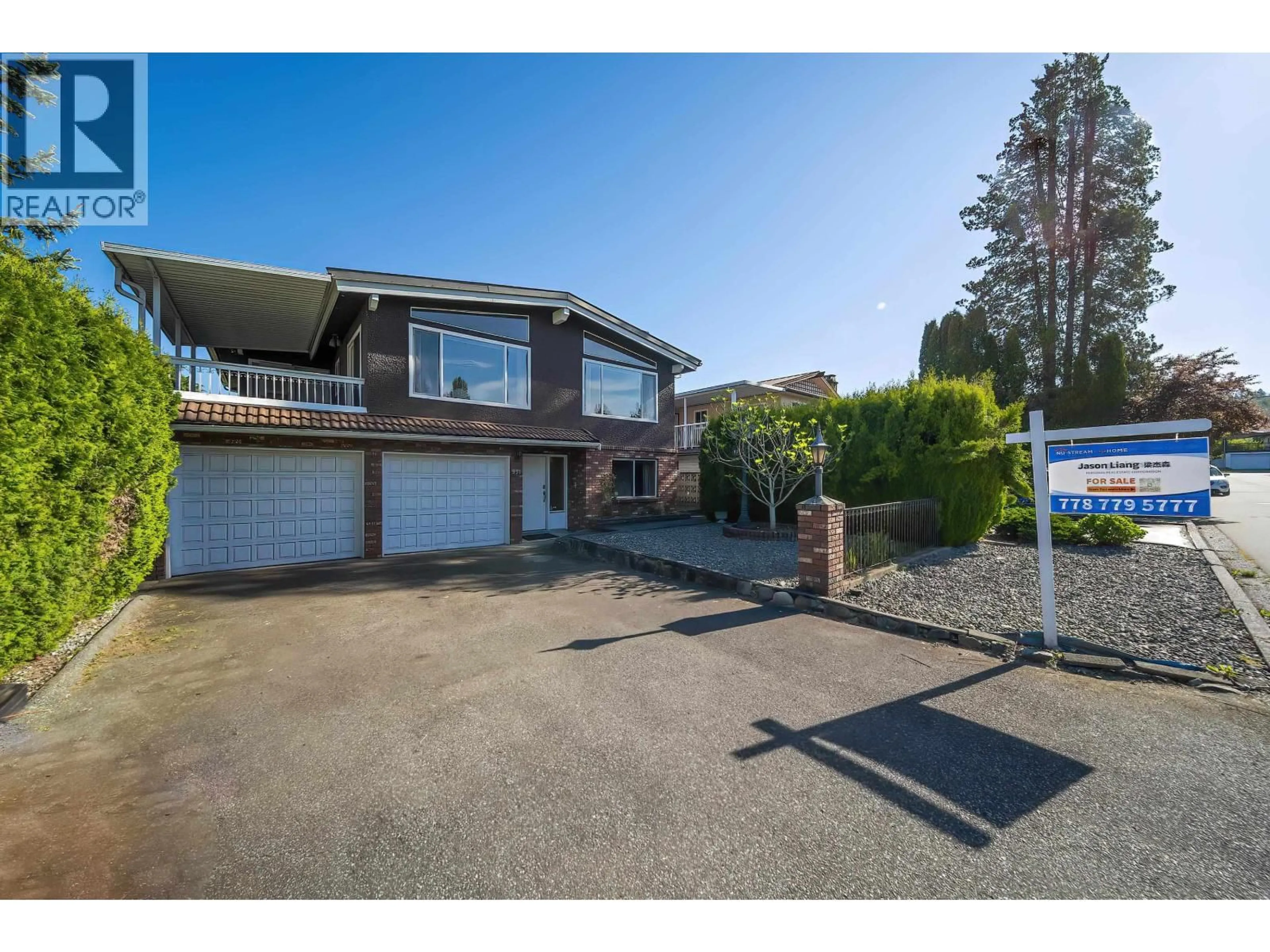 A pic from outside/outdoor area/front of a property/back of a property/a pic from drone, street for 951 EVERETT CRESCENT, Burnaby British Columbia V5A2N6