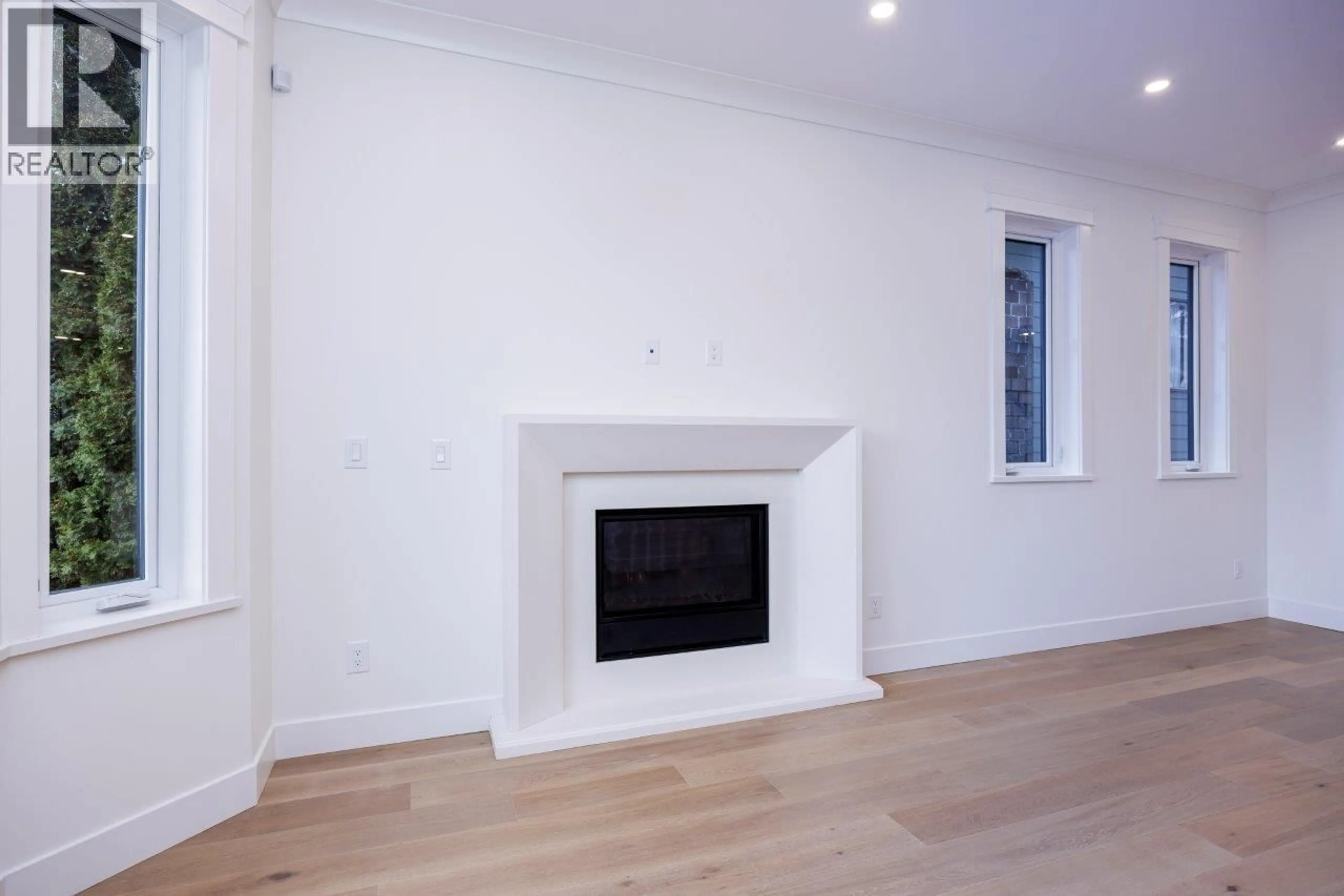 A pic of a room for 254 18TH STREET, North Vancouver British Columbia V7L2X6