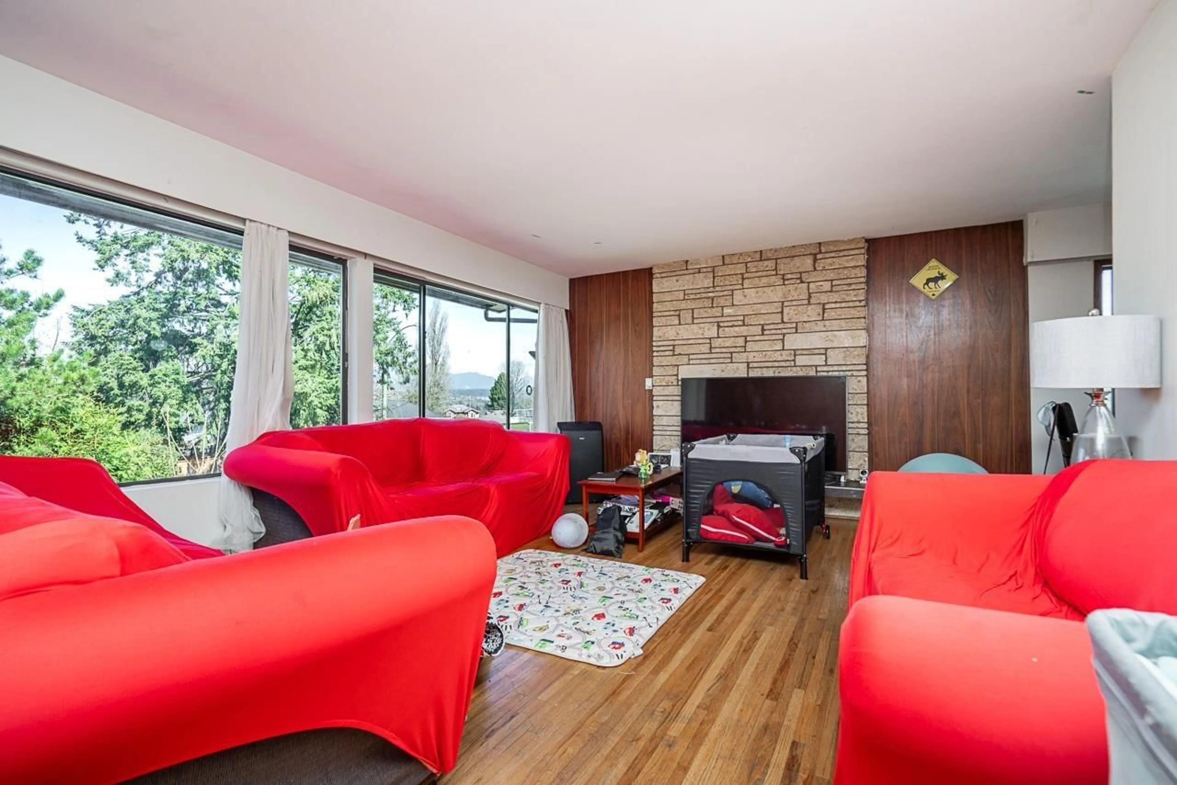 Living room with furniture, wood/laminate floor for 13760 BENTLEY ROAD, Surrey British Columbia V3R5C3