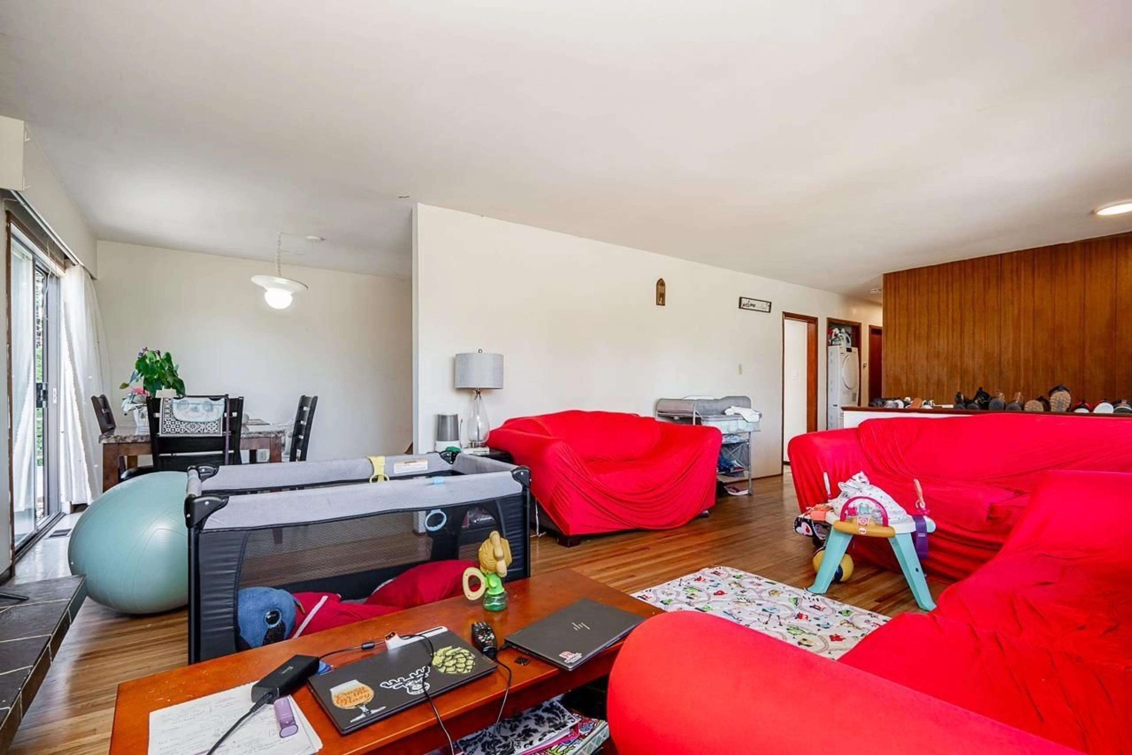 Living room with furniture, unknown for 13760 BENTLEY ROAD, Surrey British Columbia V3R5C3