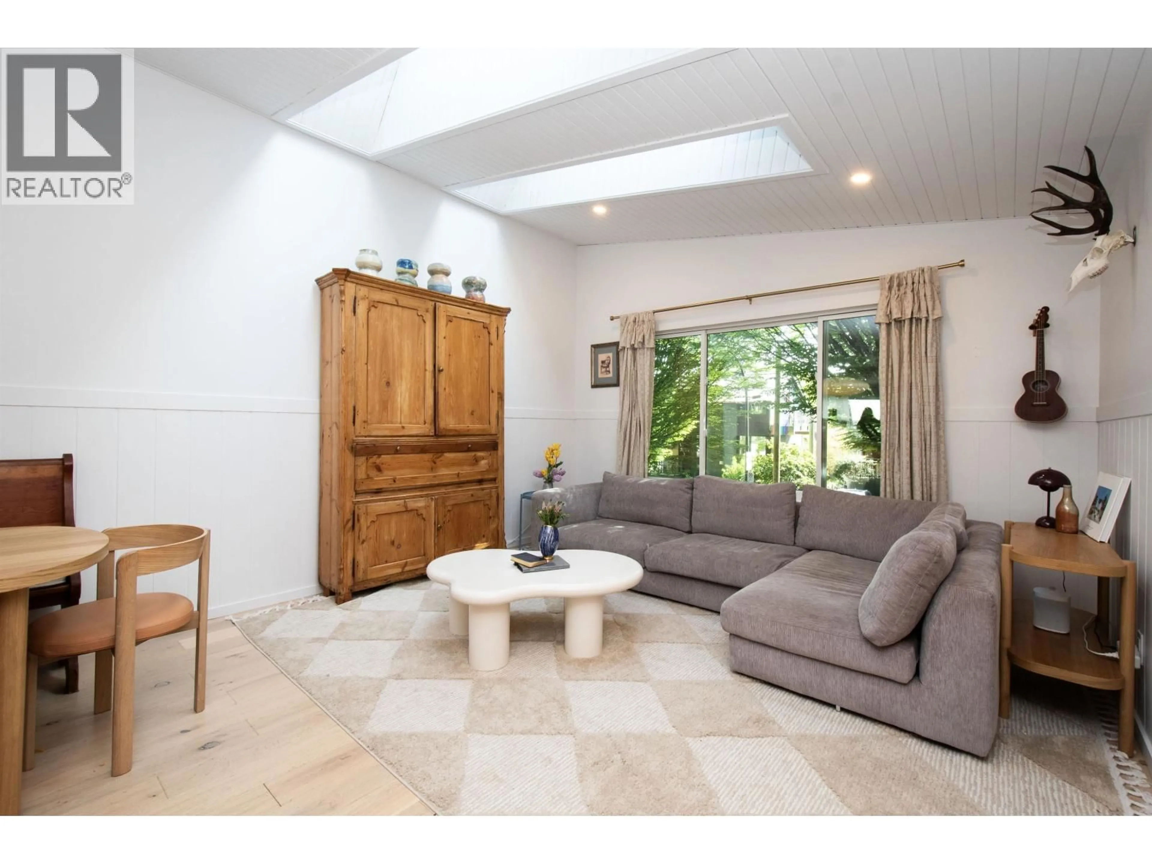 Living room with furniture, ceramic/tile floor for 3385 ONTARIO STREET, Vancouver British Columbia V5V5B9