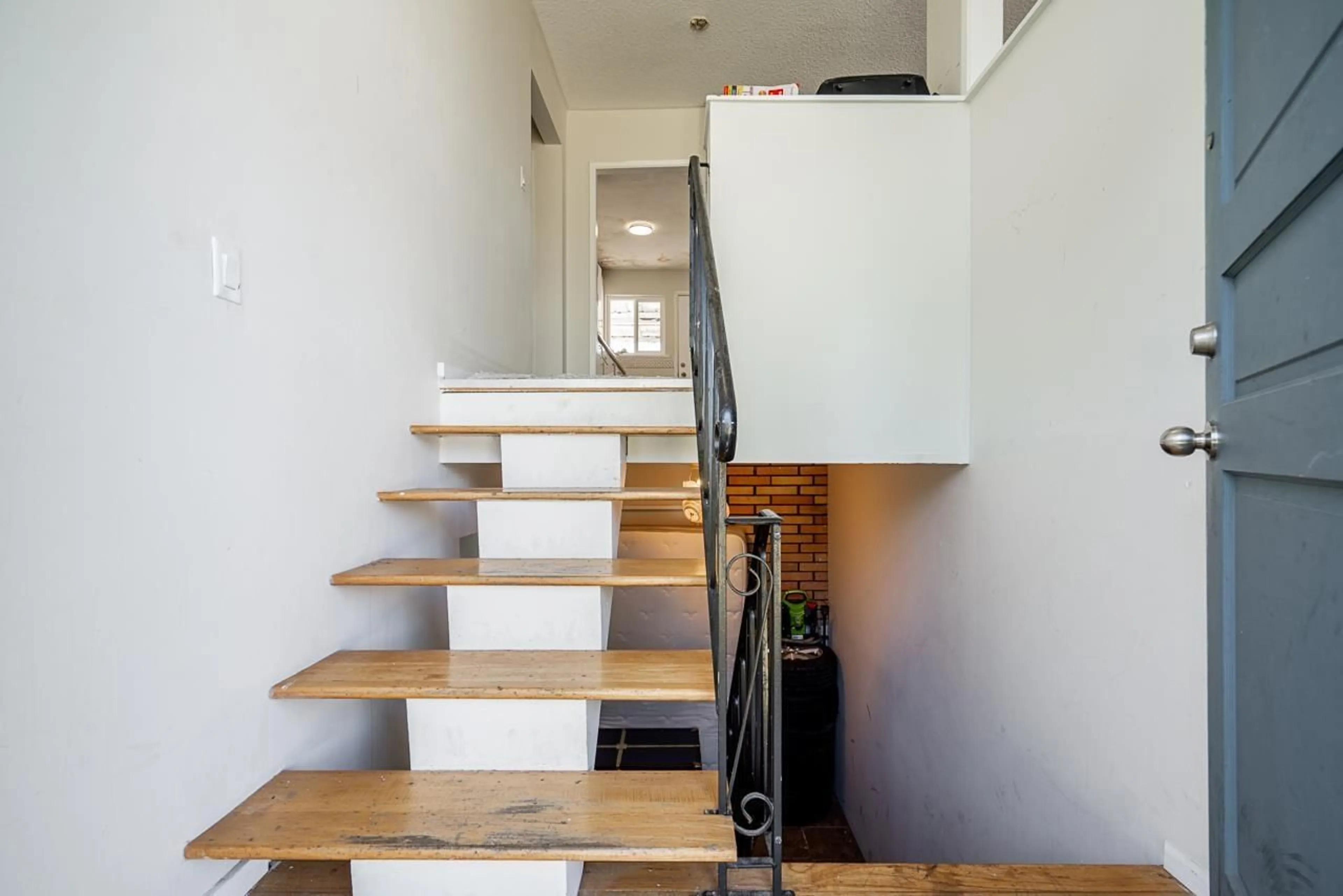 Stairs for 13782 HARPER ROAD, Surrey British Columbia V3R5L6