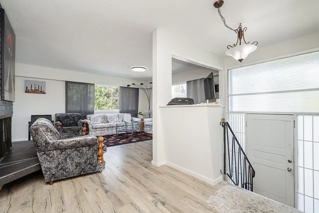 13782 HARPER ROAD, Surrey 4