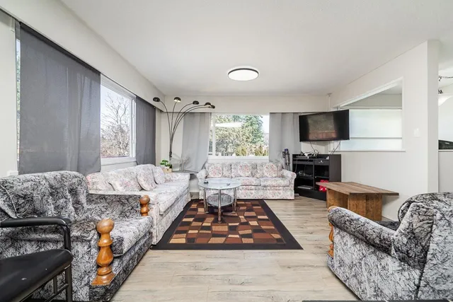 13782 HARPER ROAD, Surrey 5