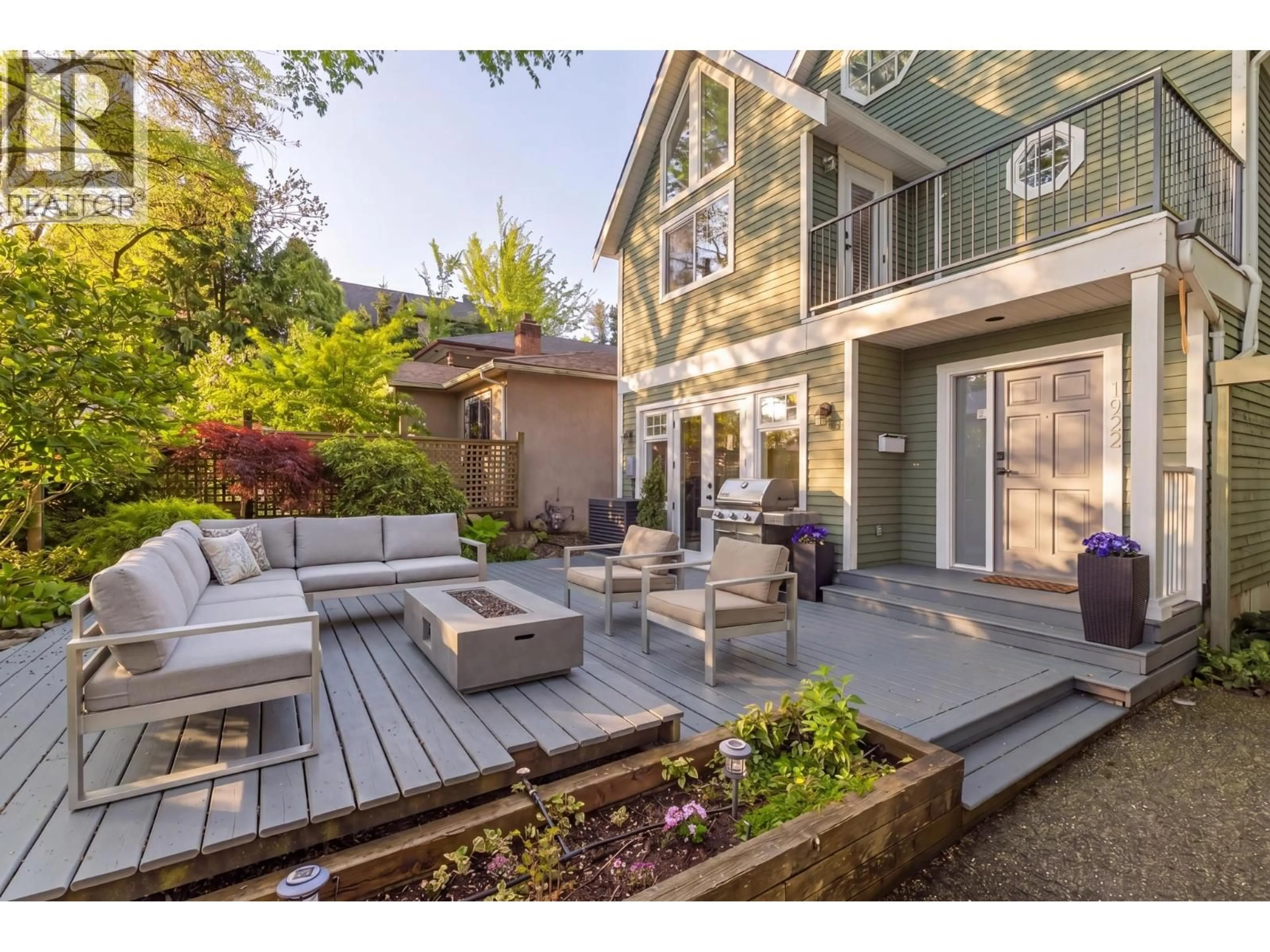 Patio, street for 1922 6TH AVENUE, Vancouver British Columbia V5N1P7
