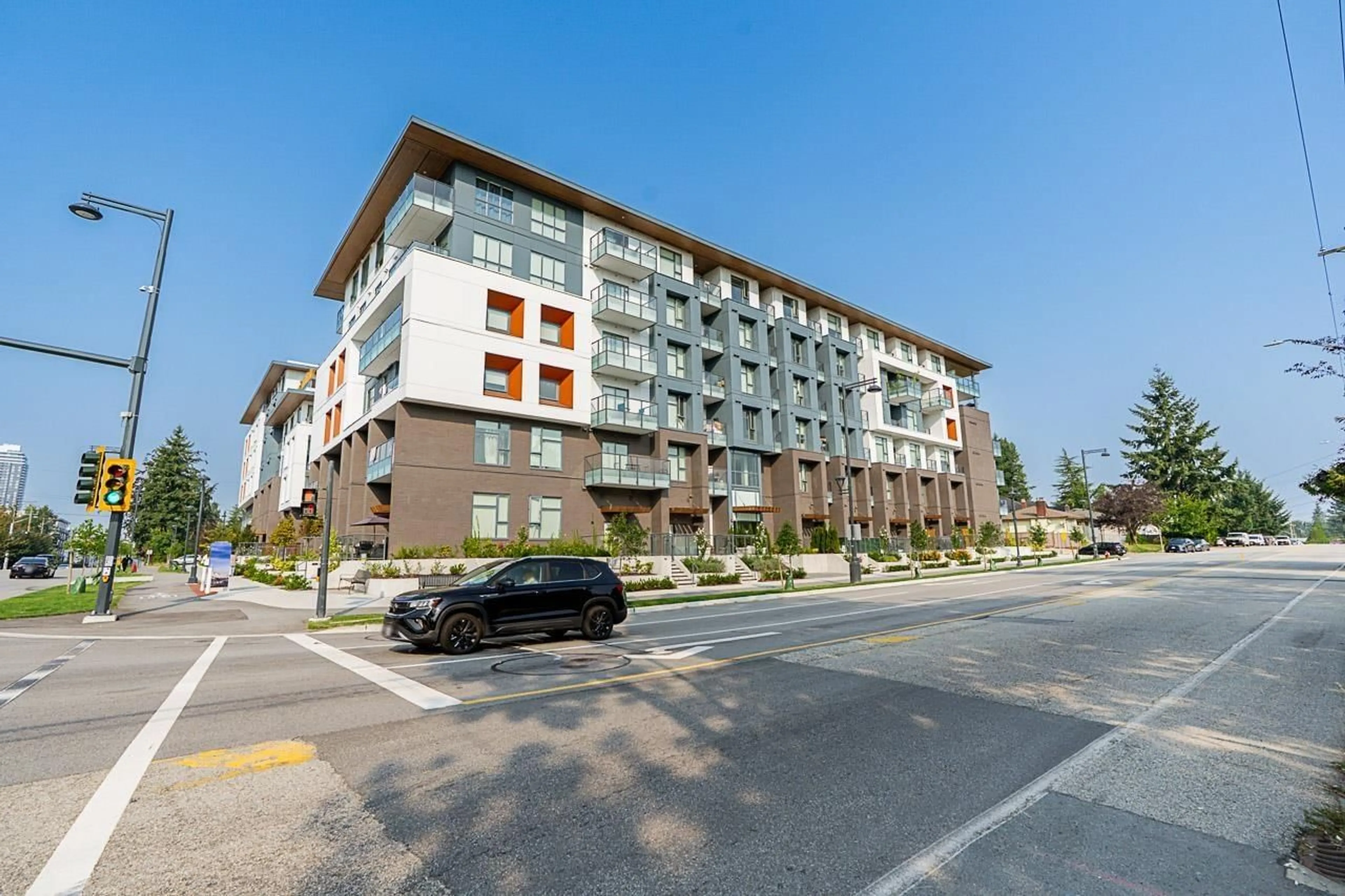 Patio, building for E201 - 10829 140 STREET, Surrey British Columbia V3R0H4
