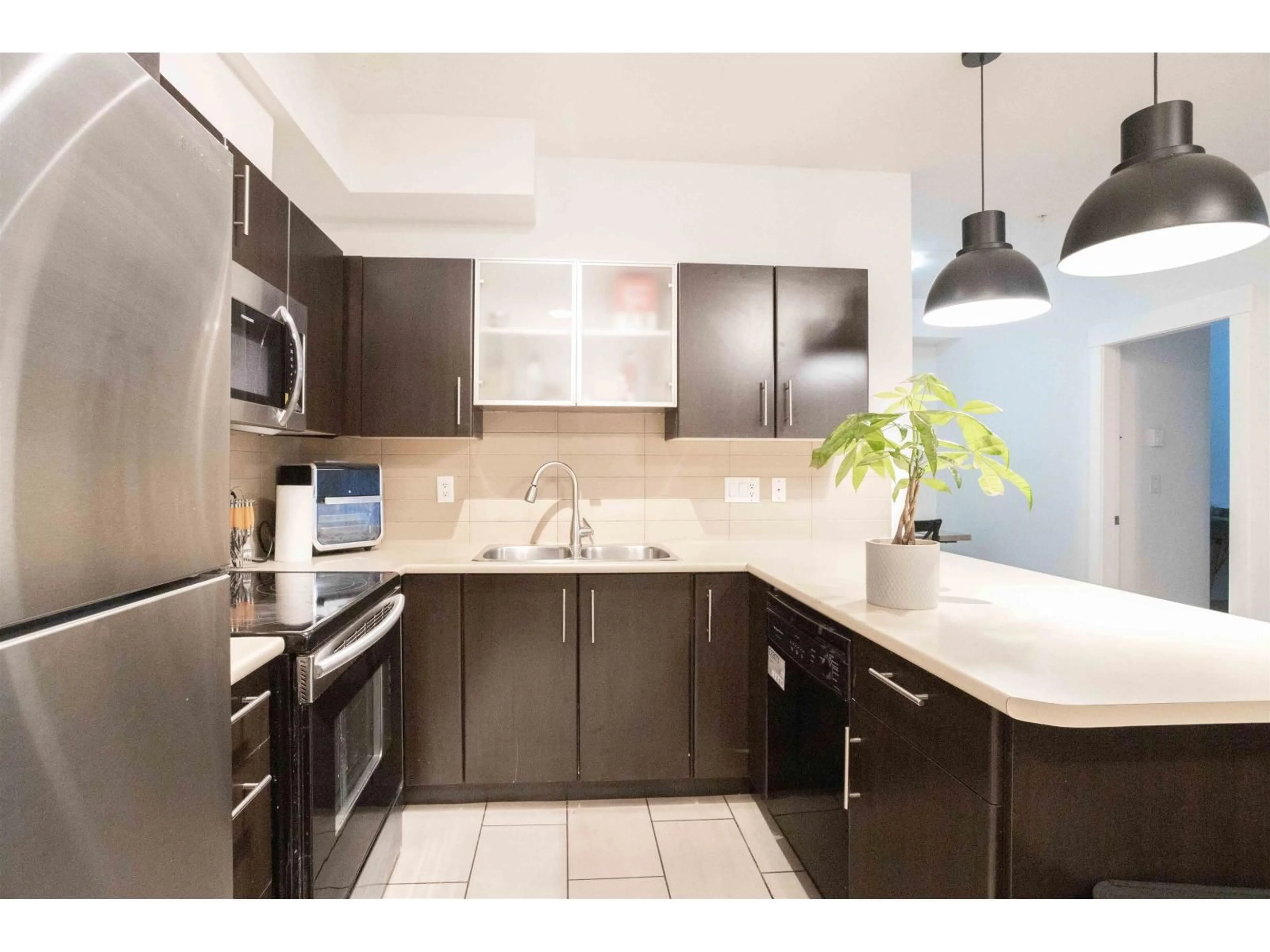 Standard kitchen, ceramic/tile floor for 210 - 33545 RAINBOW AVENUE, Abbotsford British Columbia V2S0B9