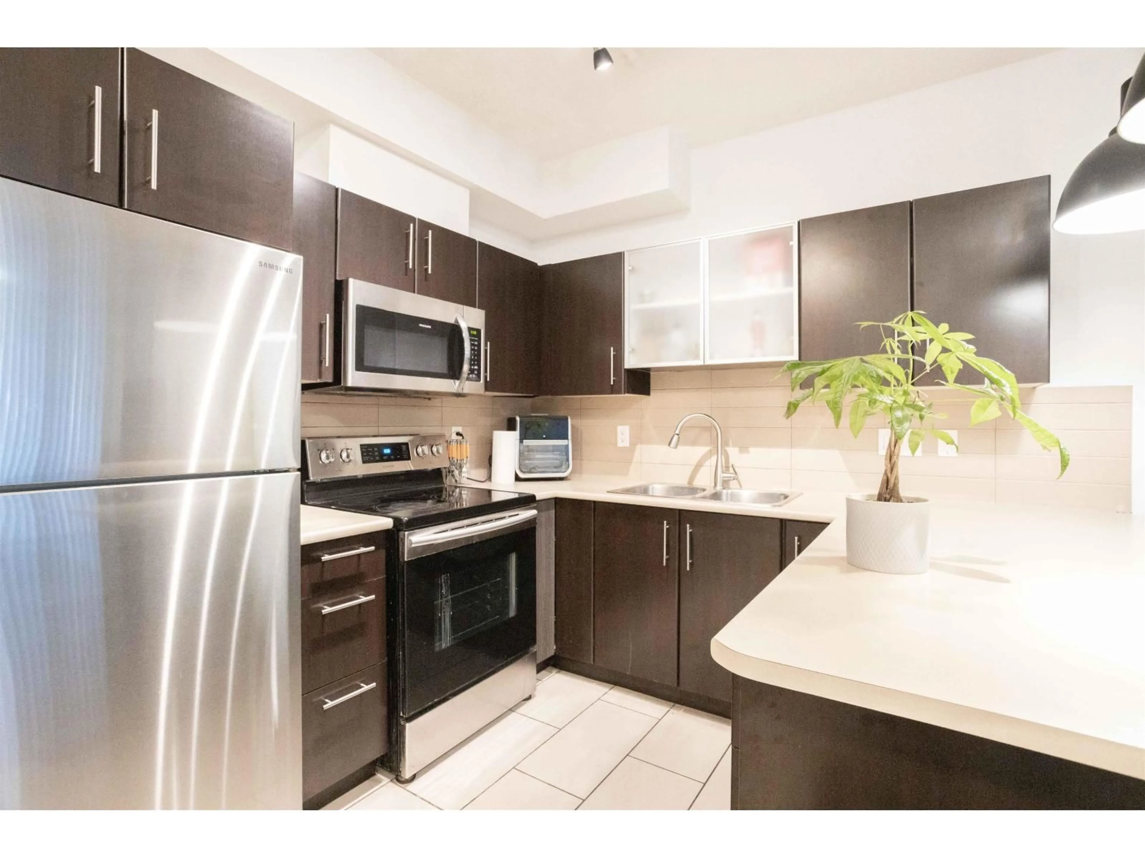 Standard kitchen, ceramic/tile floor for 210 - 33545 RAINBOW AVENUE, Abbotsford British Columbia V2S0B9