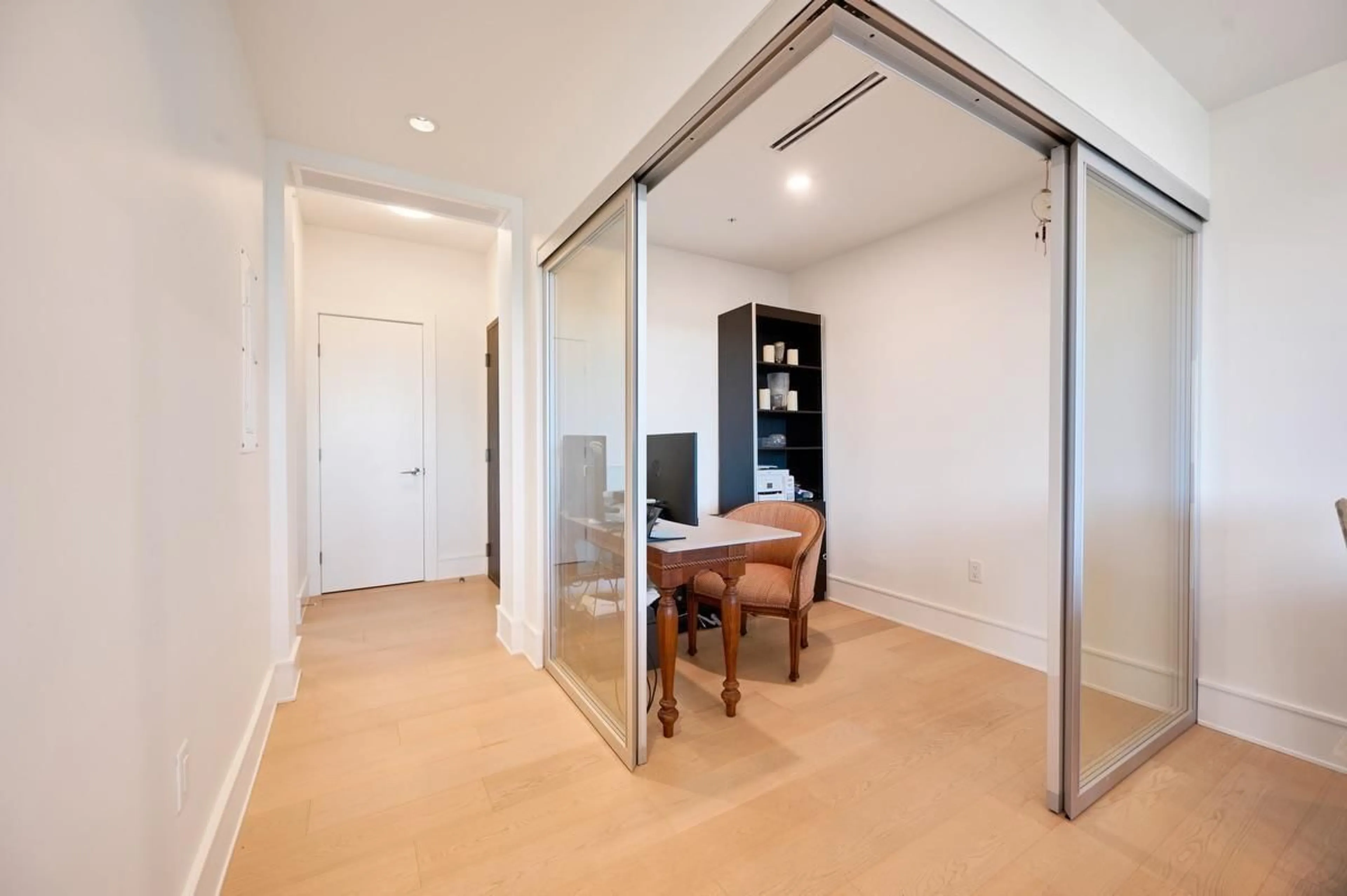 Indoor entryway for 801 - 1501 FOSTER STREET, White Rock British Columbia V4B0C3