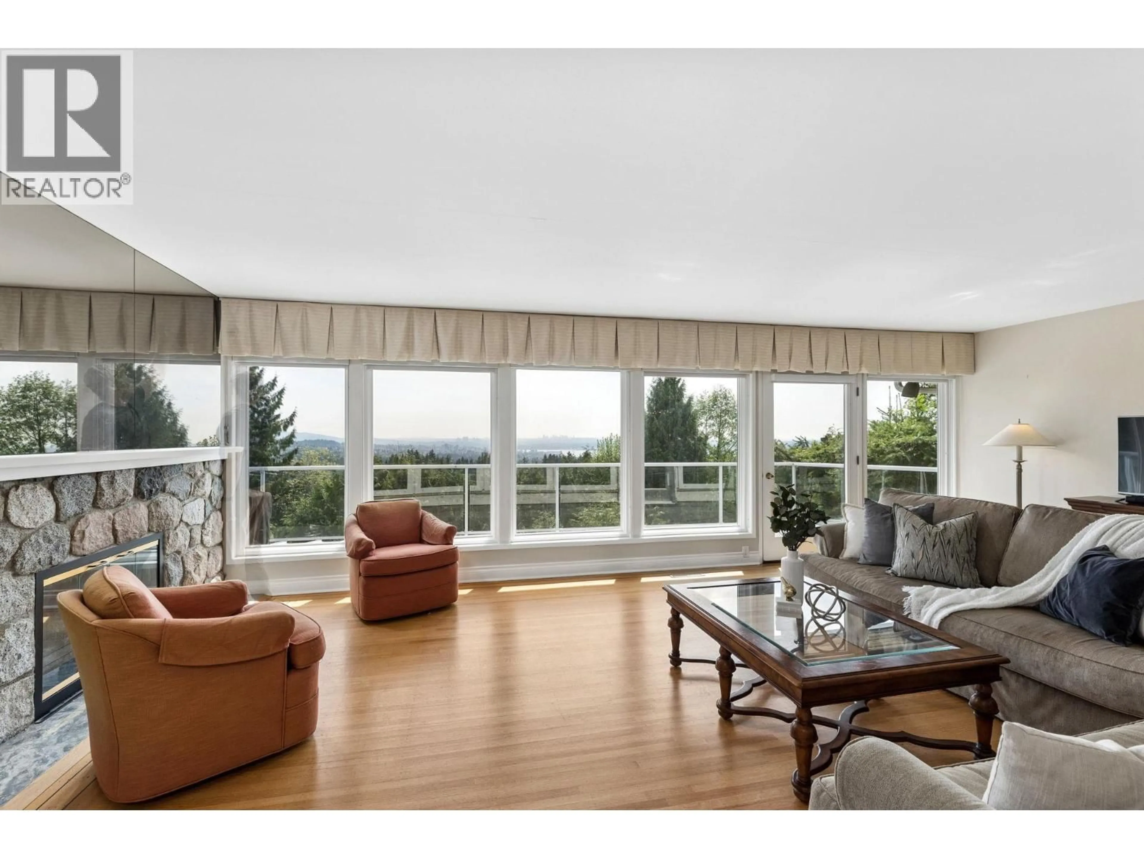 Living room with furniture, wood/laminate floor for 606 HAWSTEAD PLACE, West Vancouver British Columbia V7S1T9