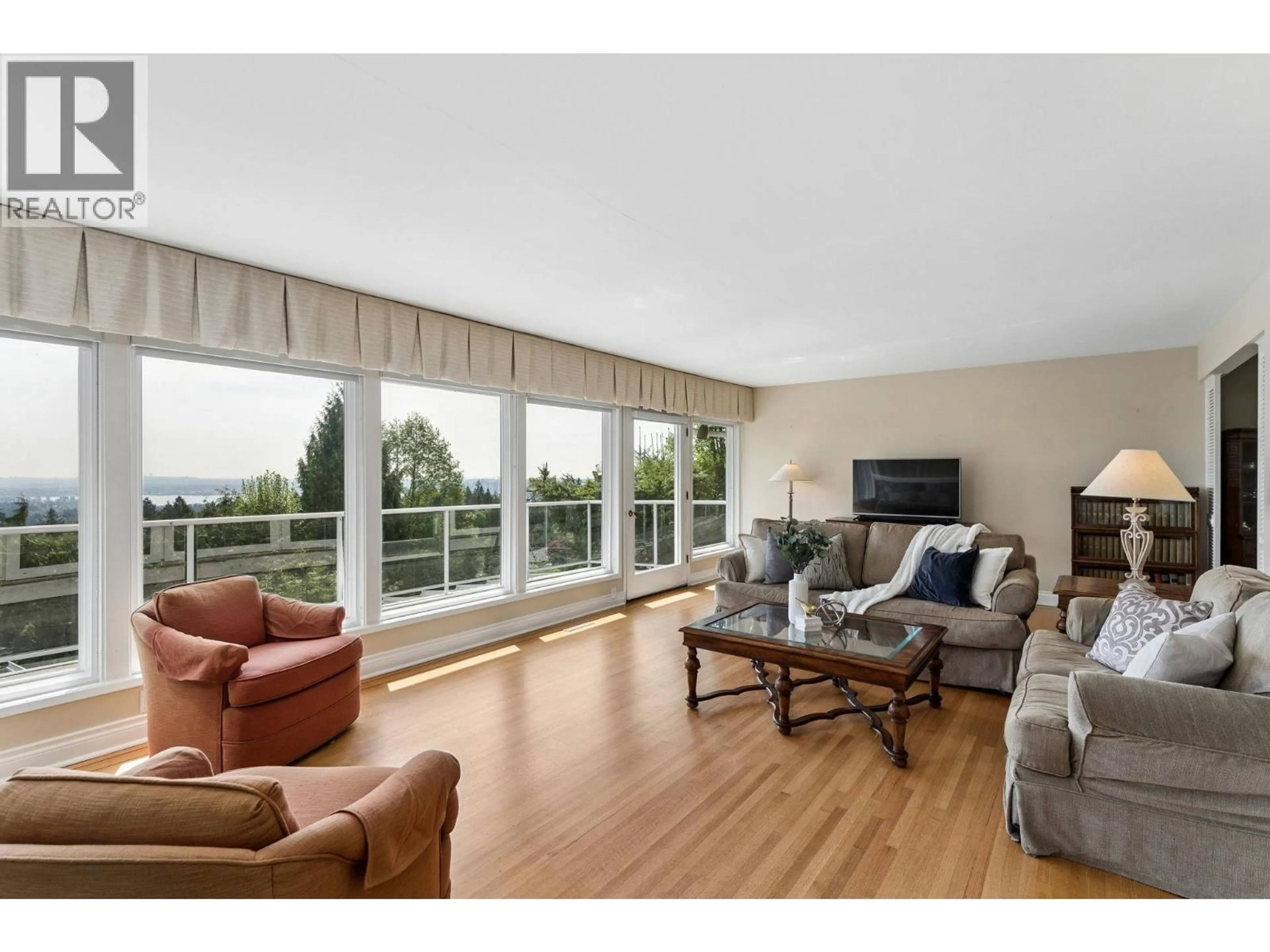Living room with furniture, wood/laminate floor for 606 HAWSTEAD PLACE, West Vancouver British Columbia V7S1T9