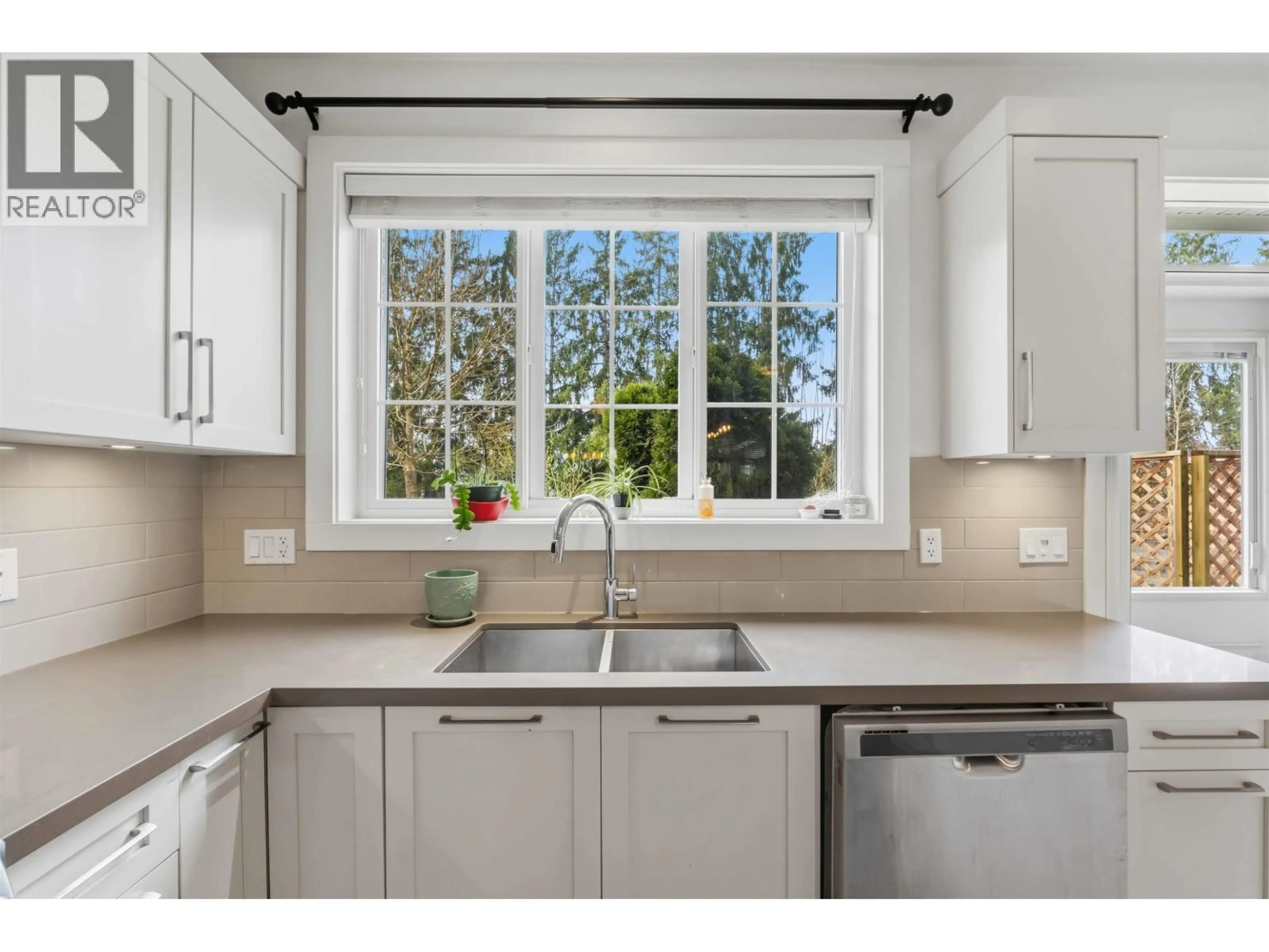 Open concept kitchen, ceramic/tile floor for 62 - 12161 237 STREET, Maple Ridge British Columbia V4R0E7