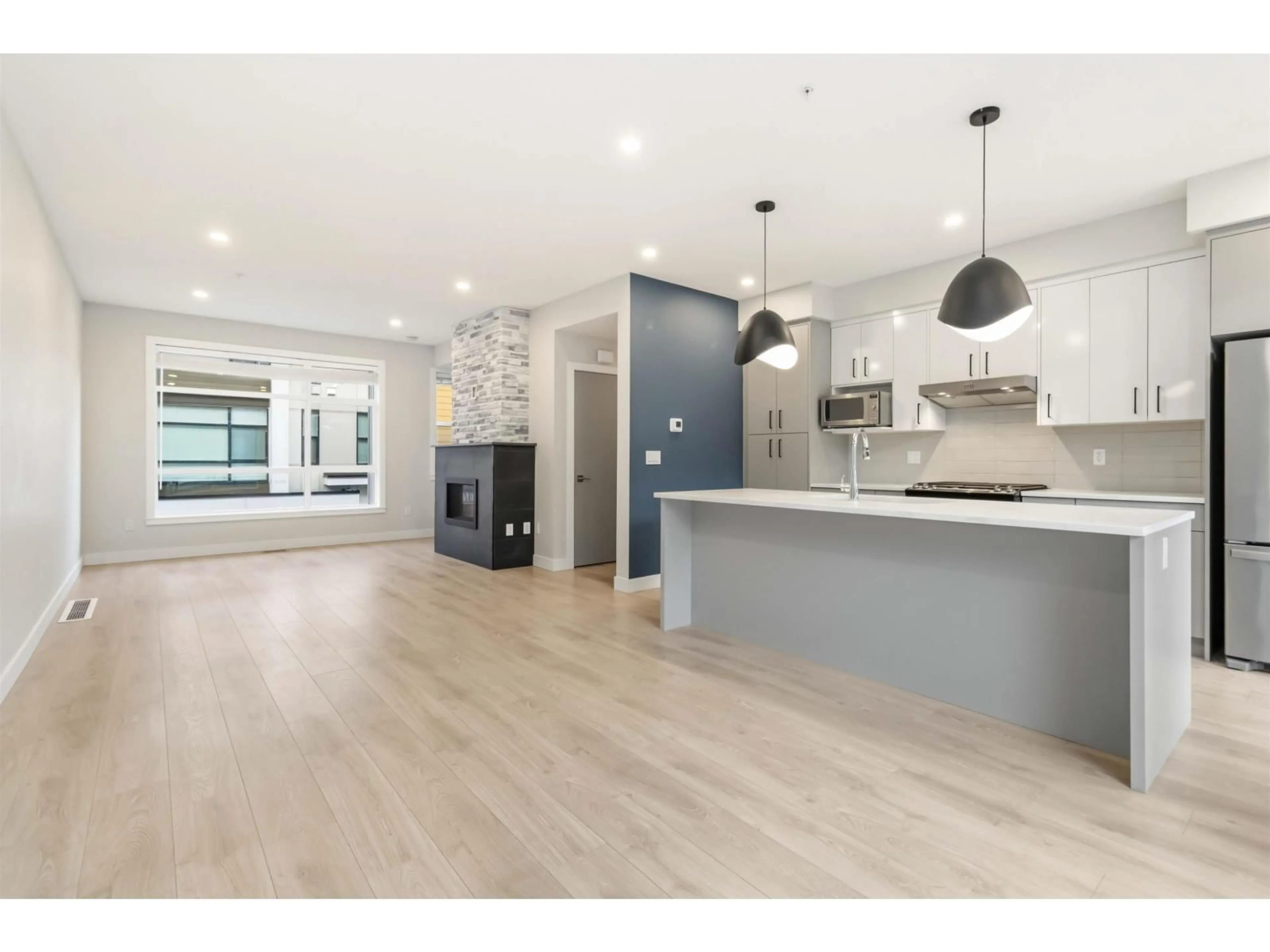 Open concept kitchen, wood/laminate floor for 211 - 46150 THOMAS ROAD, Chilliwack British Columbia V2R6B3