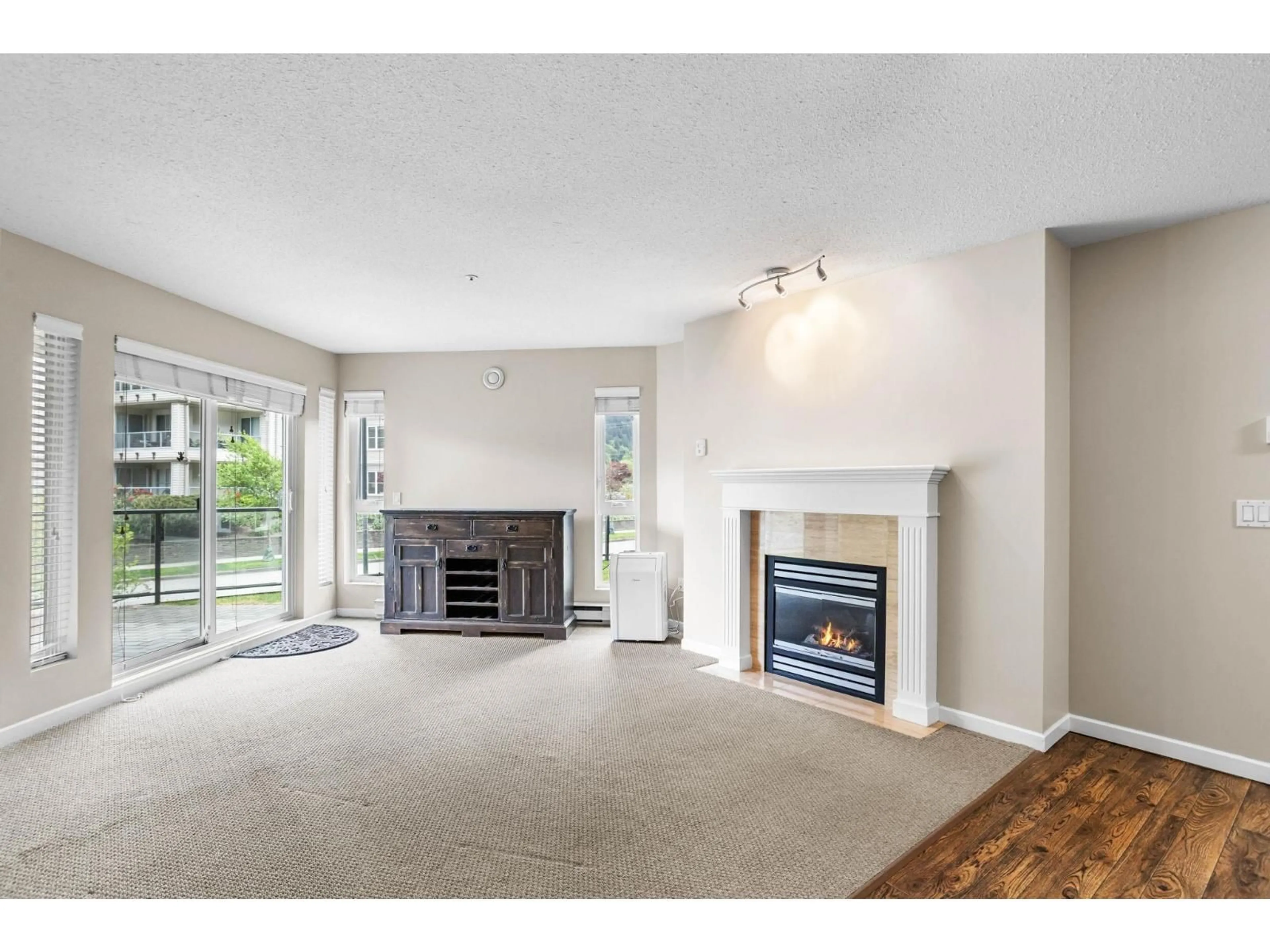 Living room with furniture, unknown for 123 - 378 ESPLANADE AVENUE, Harrison Hot Springs British Columbia V0M1A3