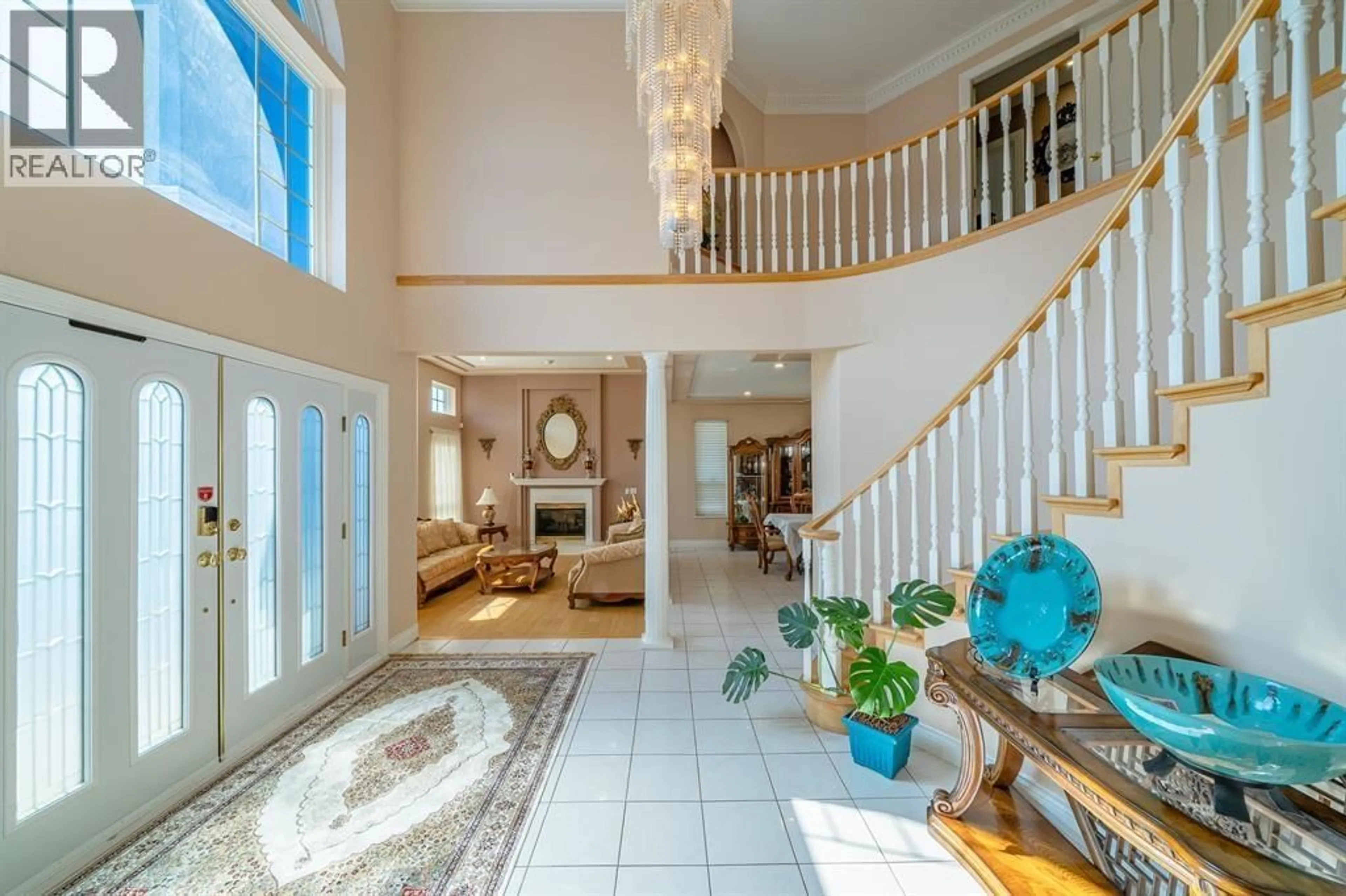 Indoor foyer for 7287 PANDORA STREET, Burnaby British Columbia V5A1B8