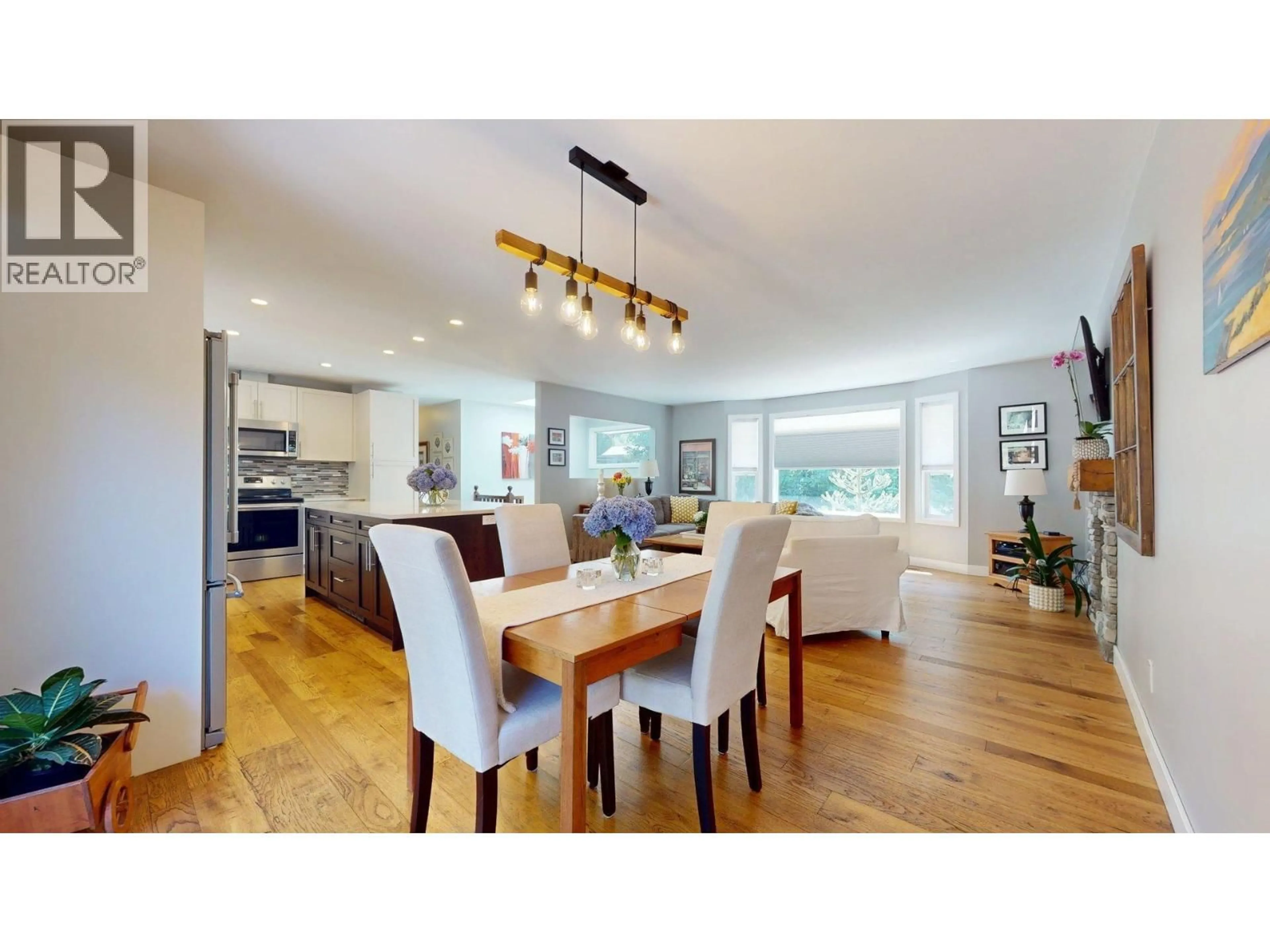 Open concept kitchen, wood/laminate floor for 38549 WESTWAY AVENUE, Squamish British Columbia V8B0W4