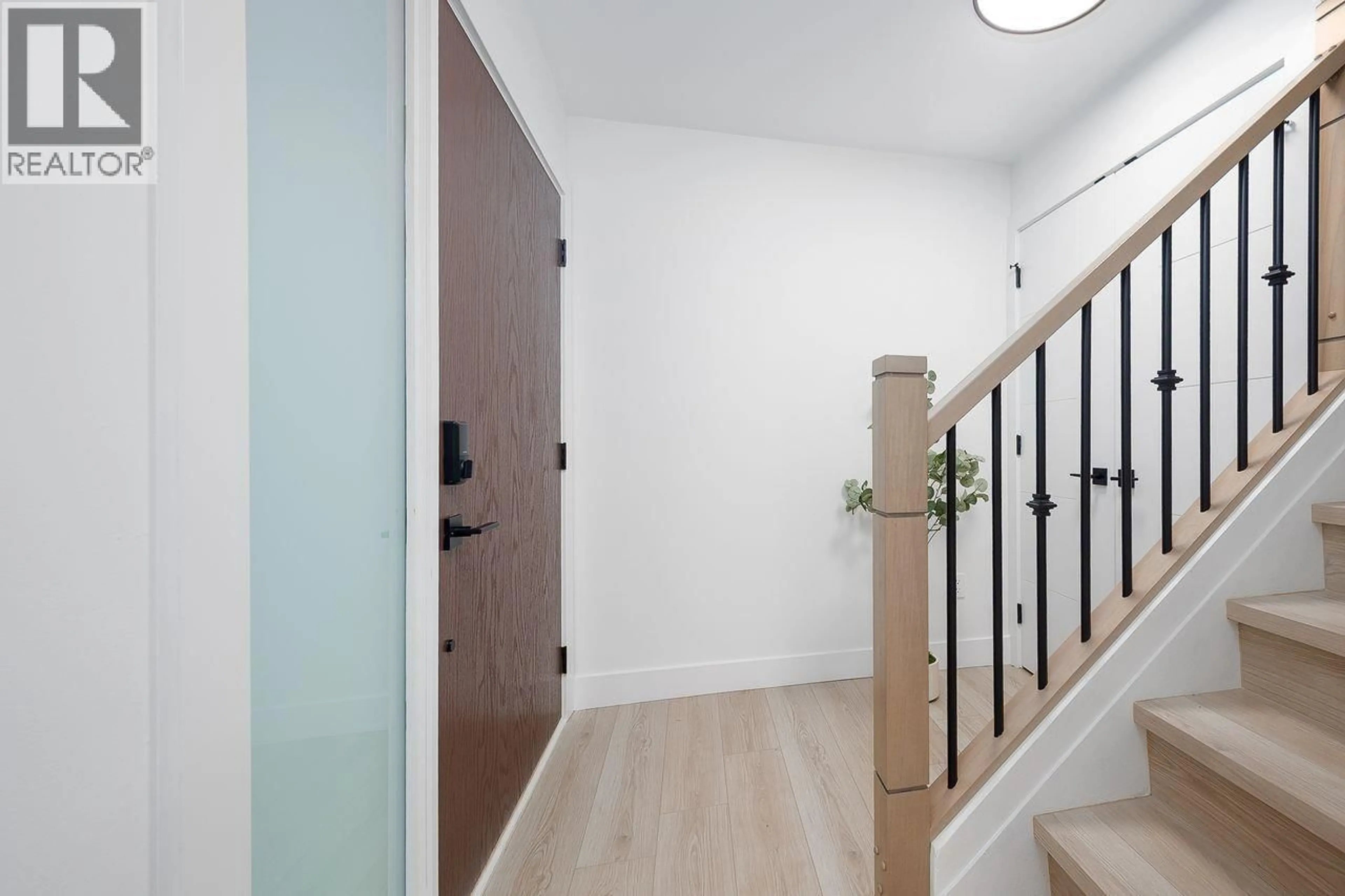 Indoor entryway for 9831 GLENTHORNE DRIVE, Richmond British Columbia V7A1Y3