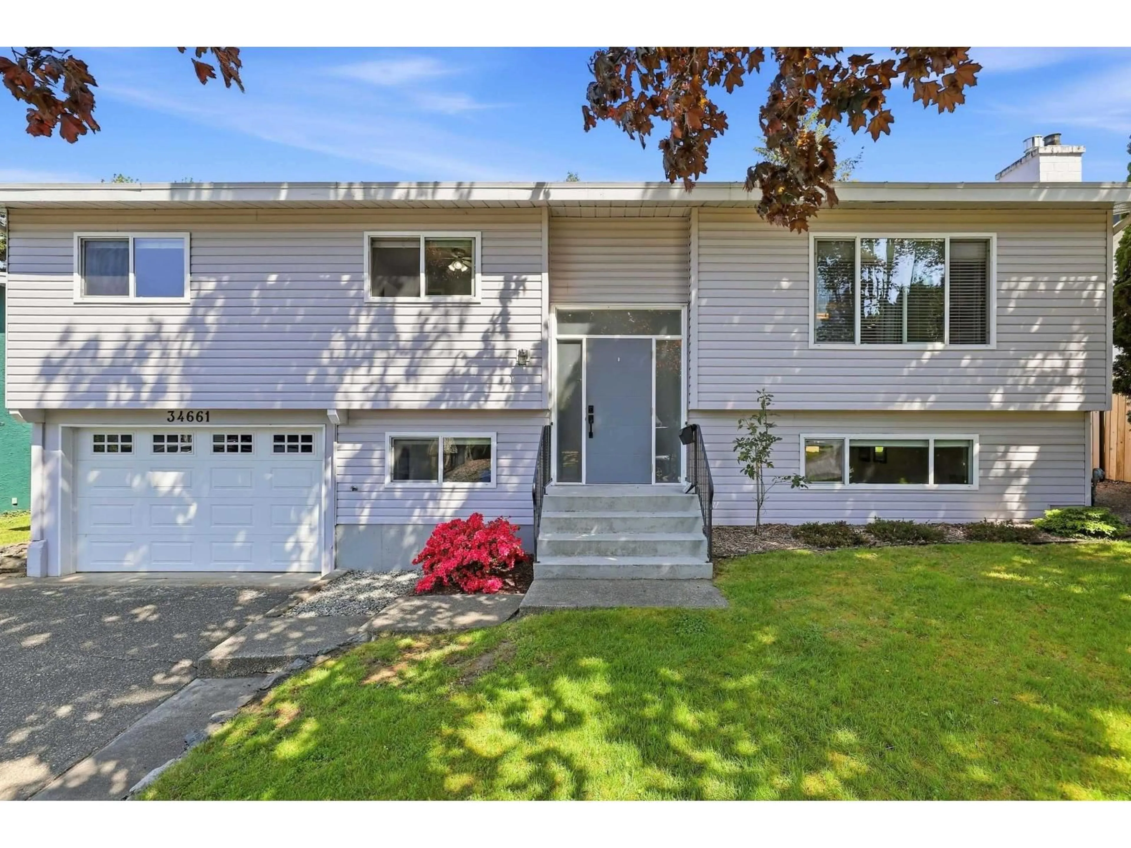 Home with vinyl exterior material, street for 34661 ELLIOT AVENUE, Abbotsford British Columbia V2S5L6