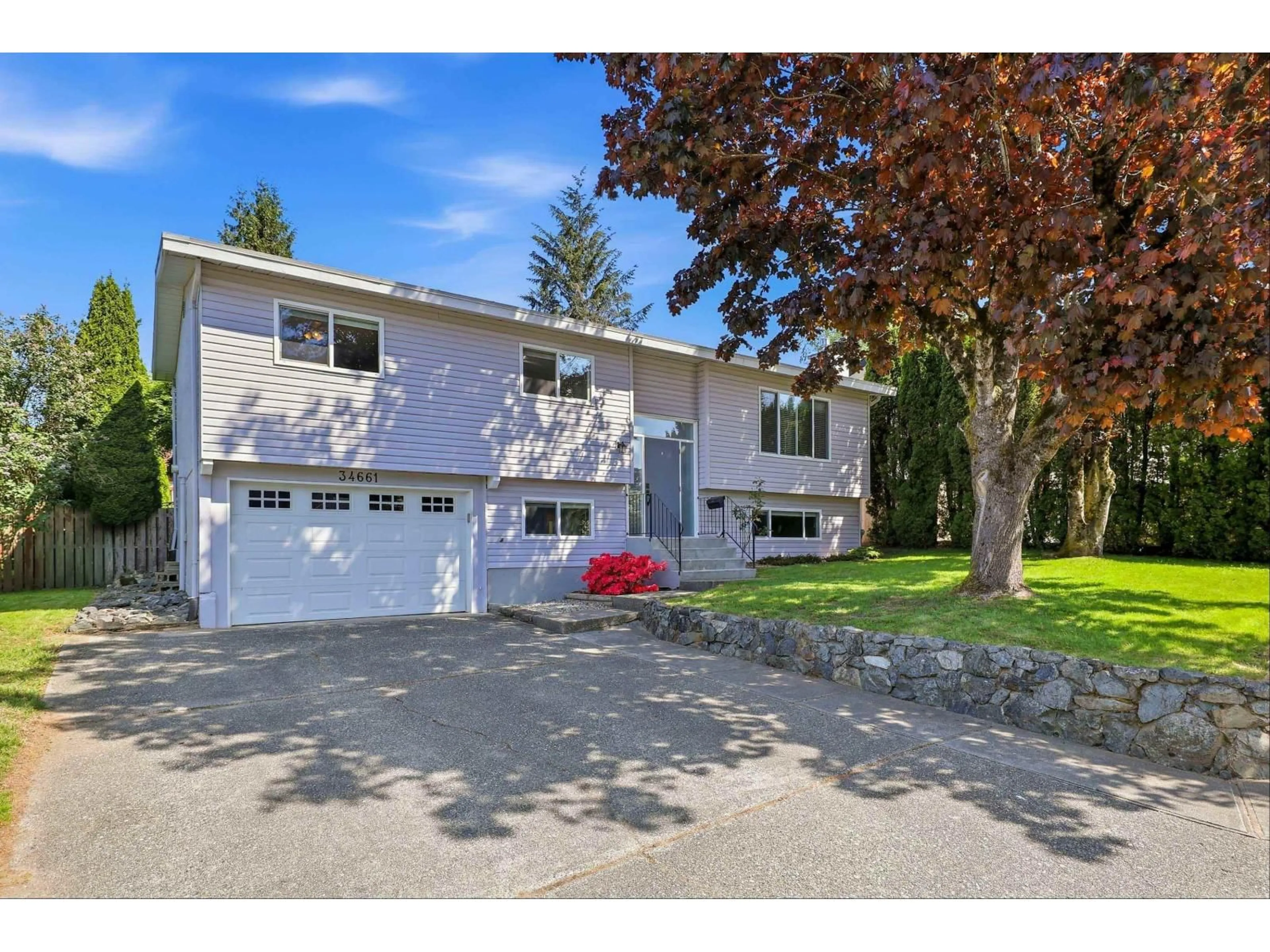 Home with vinyl exterior material, street for 34661 ELLIOT AVENUE, Abbotsford British Columbia V2S5L6