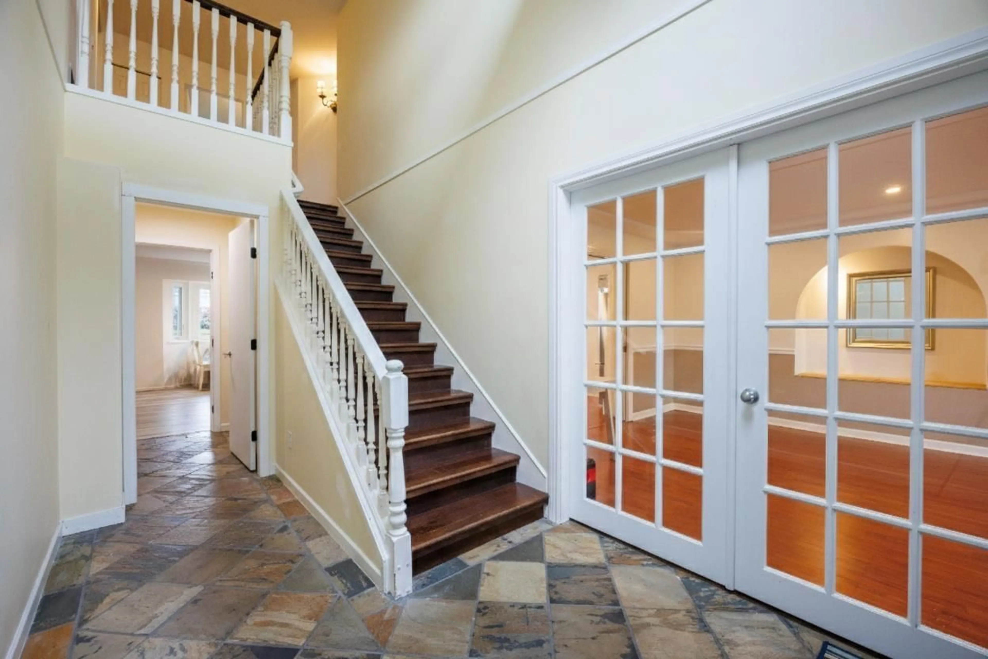 Indoor foyer for 10333 167 STREET, Surrey British Columbia V4N1Z2