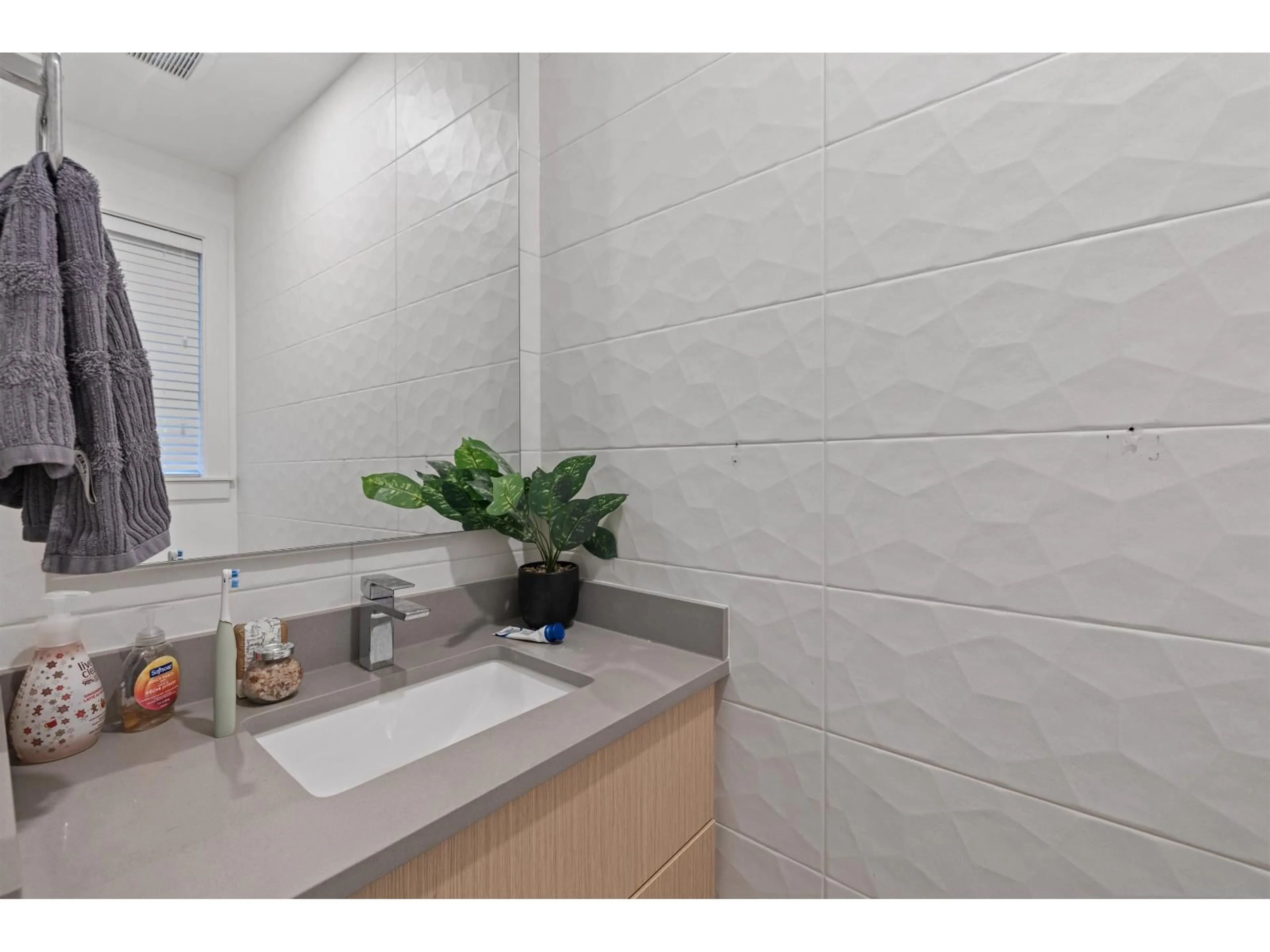 Standard bathroom, ceramic/tile floor for 27 - 19749 55 AVENUE, Langley British Columbia V3A3W8