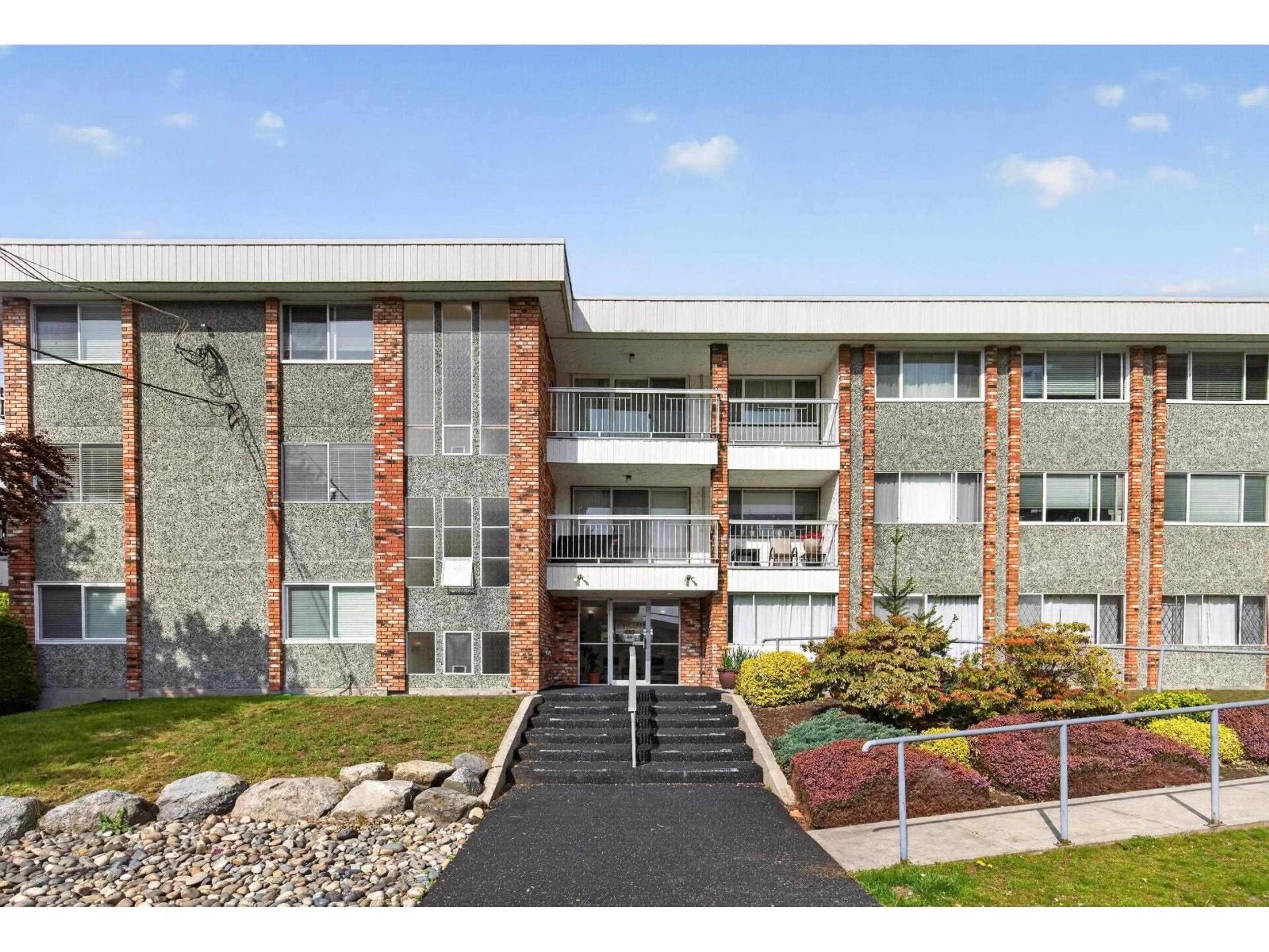 Indoor foyer for 202 - 1331 FIR STREET, White Rock British Columbia V4B4B3