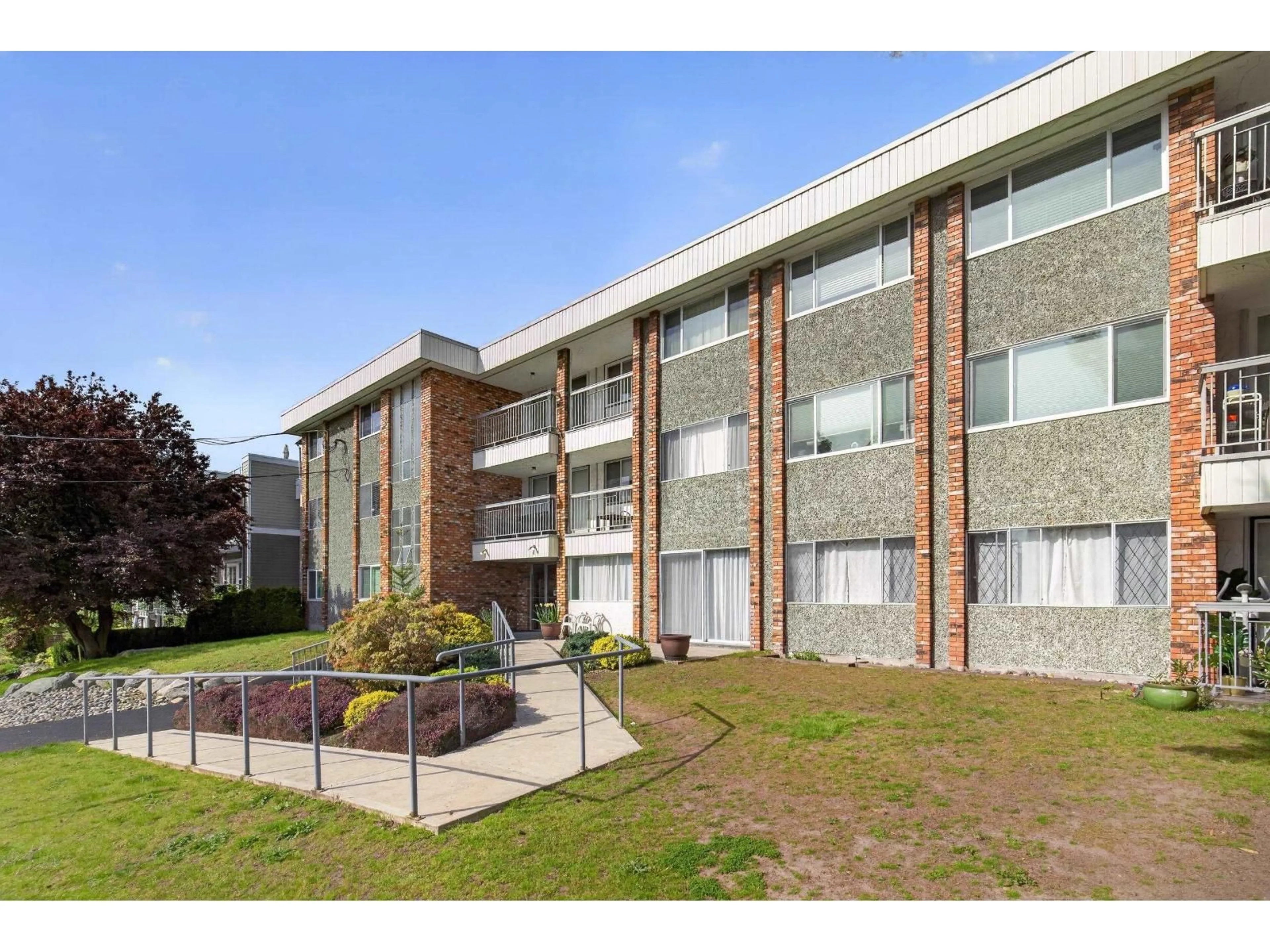 A pic from outside/outdoor area/front of a property/back of a property/a pic from drone, building for 202 - 1331 FIR STREET, White Rock British Columbia V4B4B3