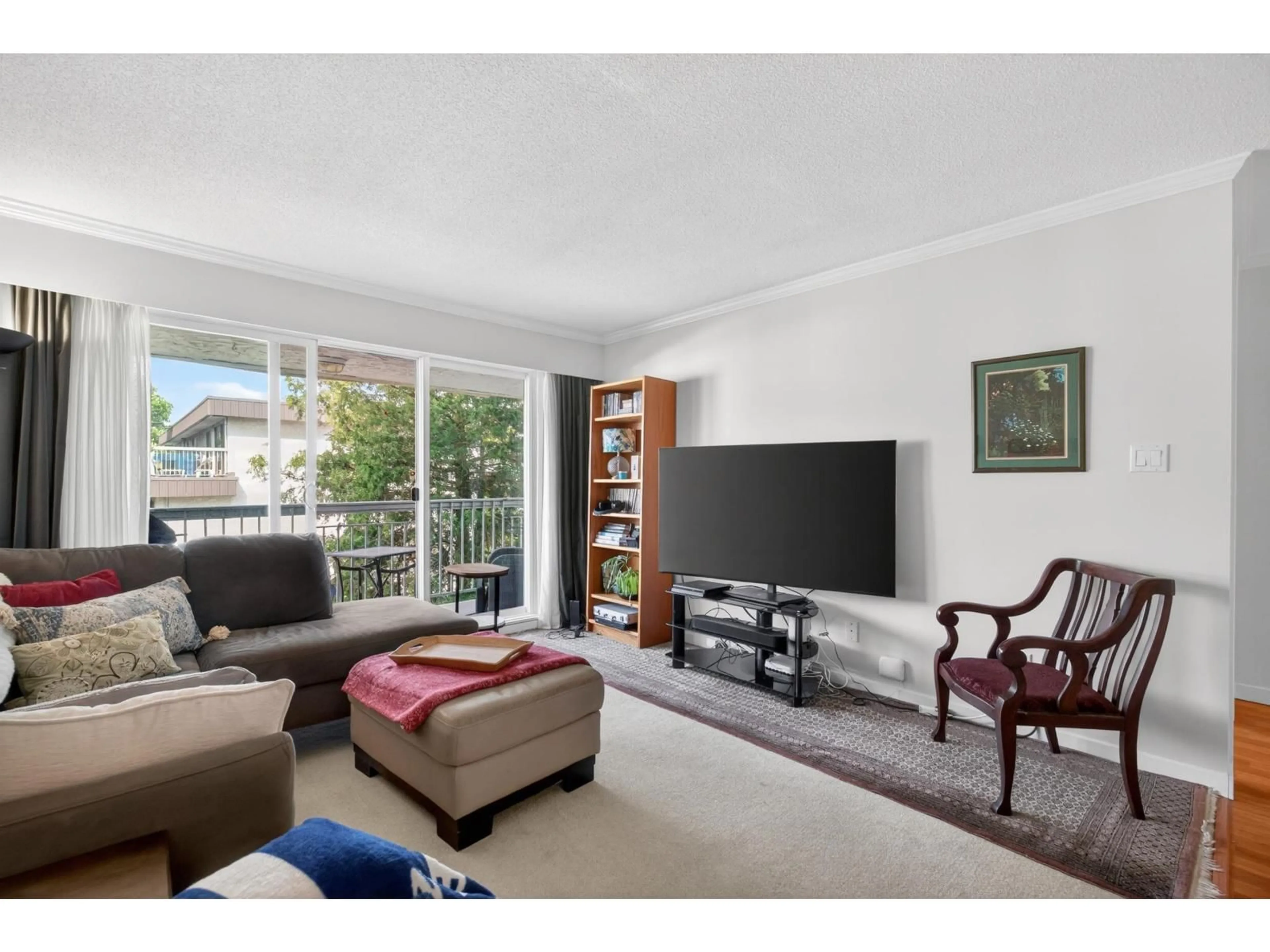 Living room with furniture, unknown for 202 - 1331 FIR STREET, White Rock British Columbia V4B4B3