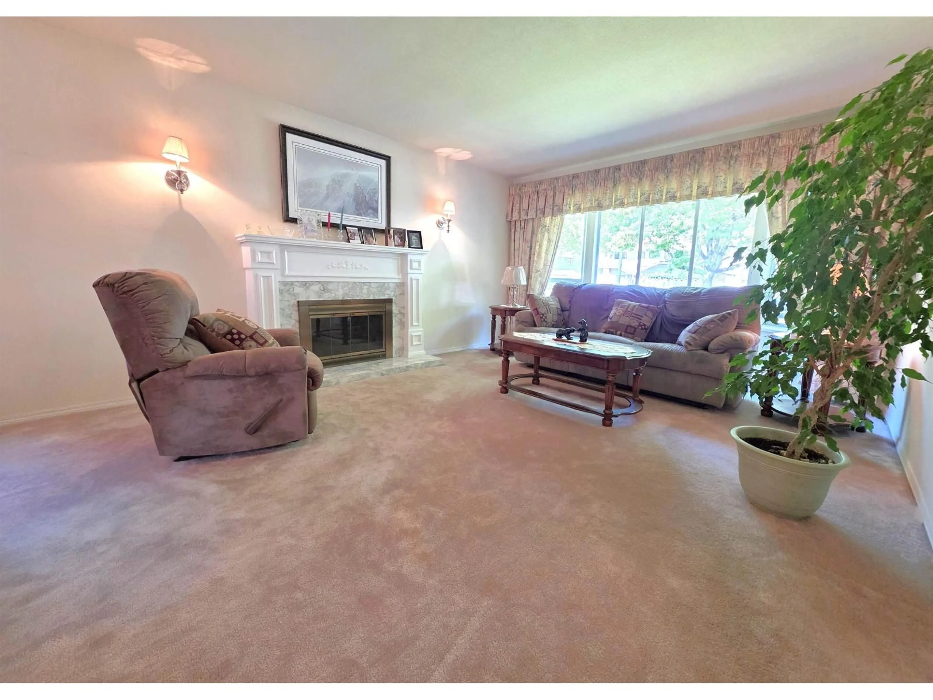 Living room with furniture, carpet floor for 15734 97A AVENUE, Surrey British Columbia V4N2V1