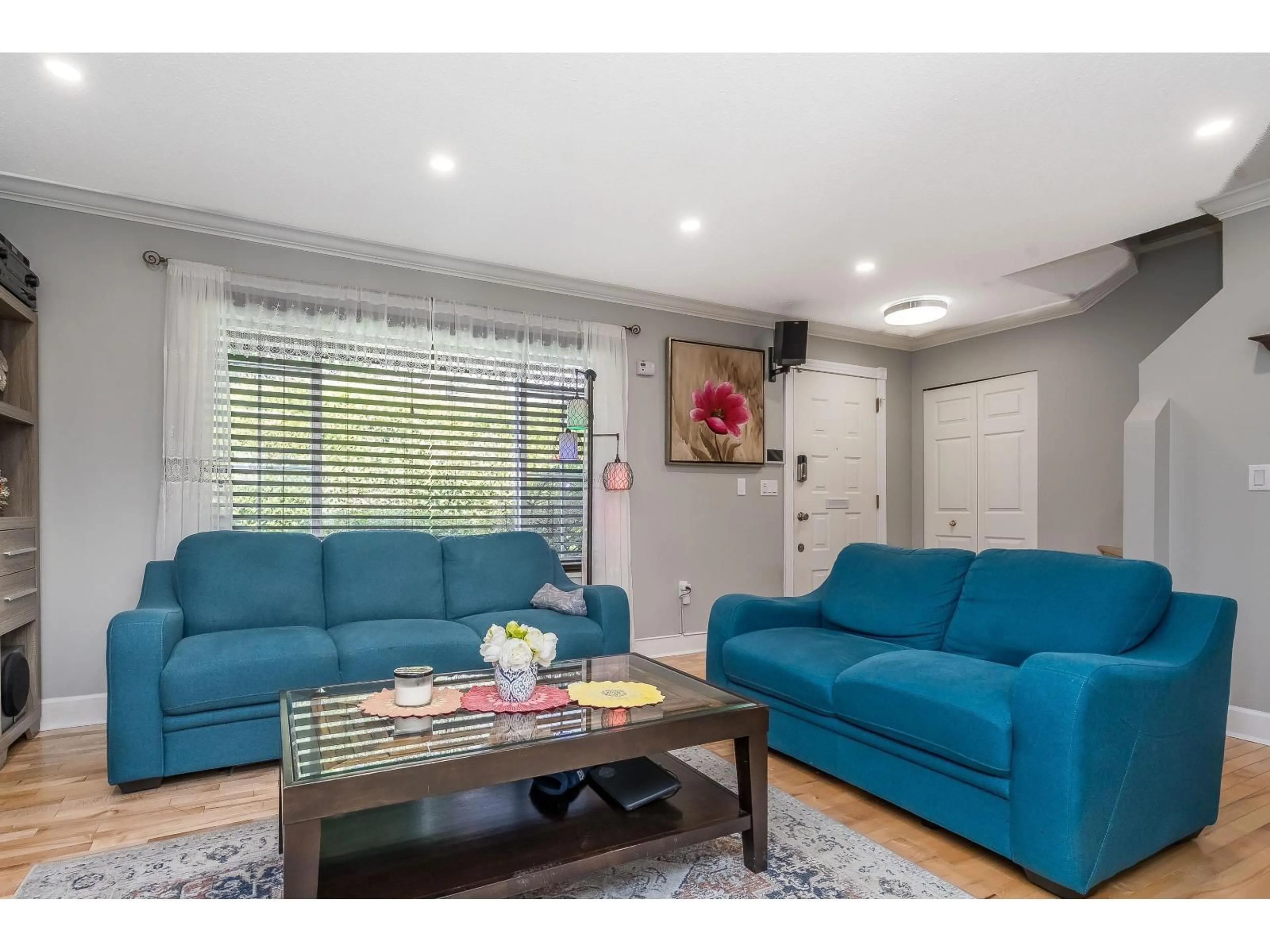 Living room with furniture, unknown for 15428 MADRONA DRIVE, Surrey British Columbia V4A5N3