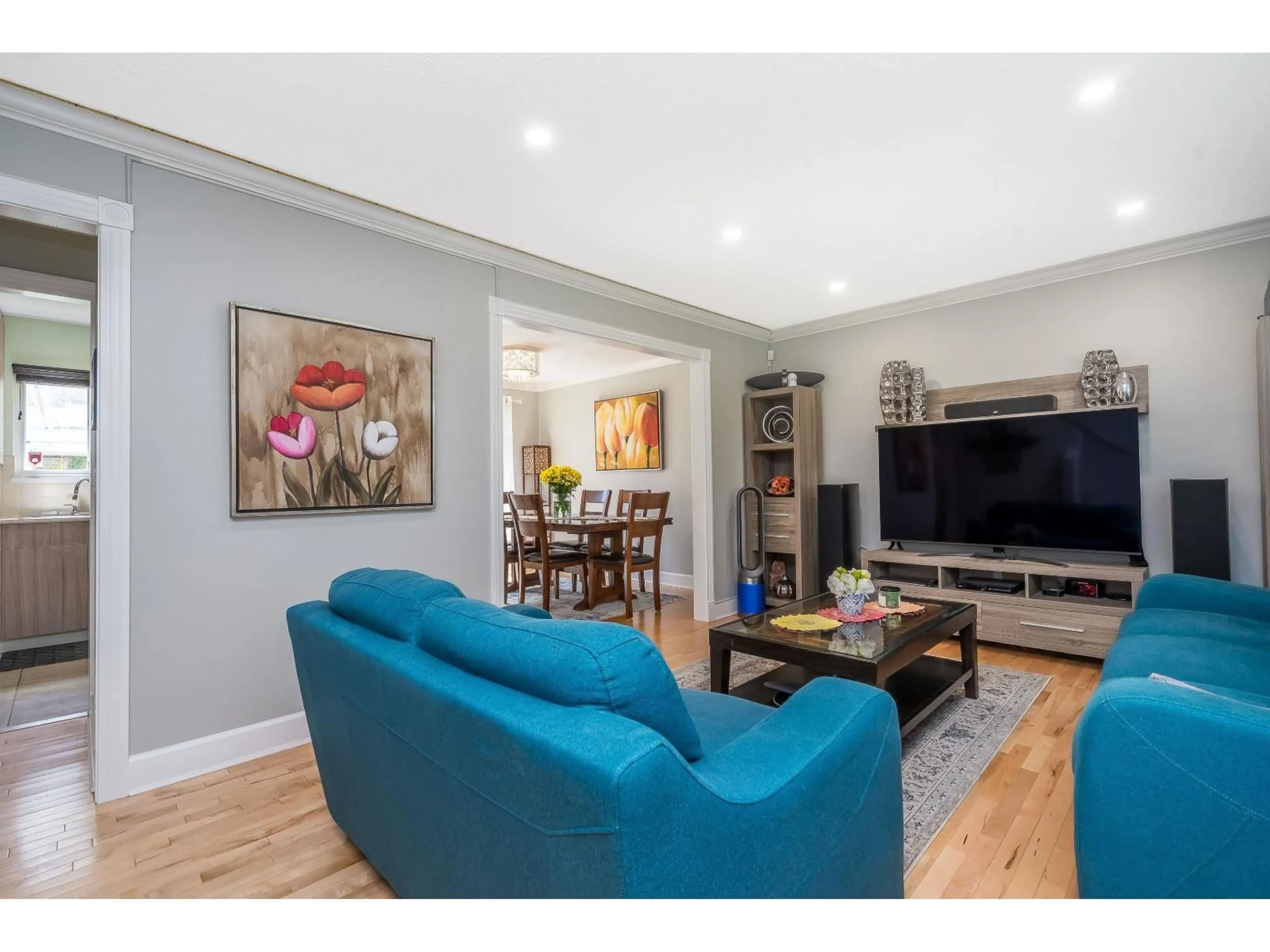 Living room with furniture, wood/laminate floor for 15428 MADRONA DRIVE, Surrey British Columbia V4A5N3