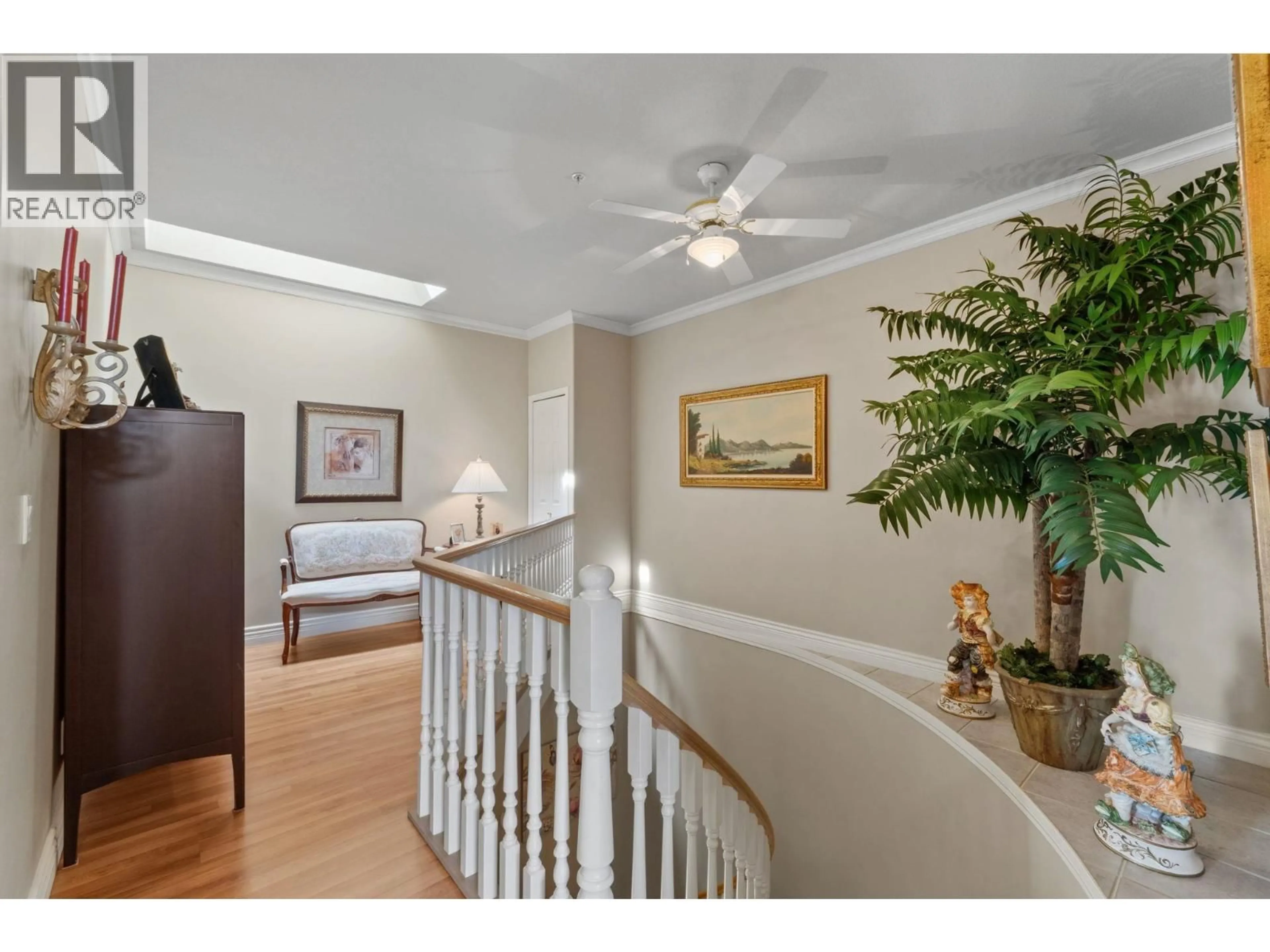 Indoor foyer for 302 - 3176 PLATEAU BOULEVARD, Coquitlam British Columbia V3E3J2