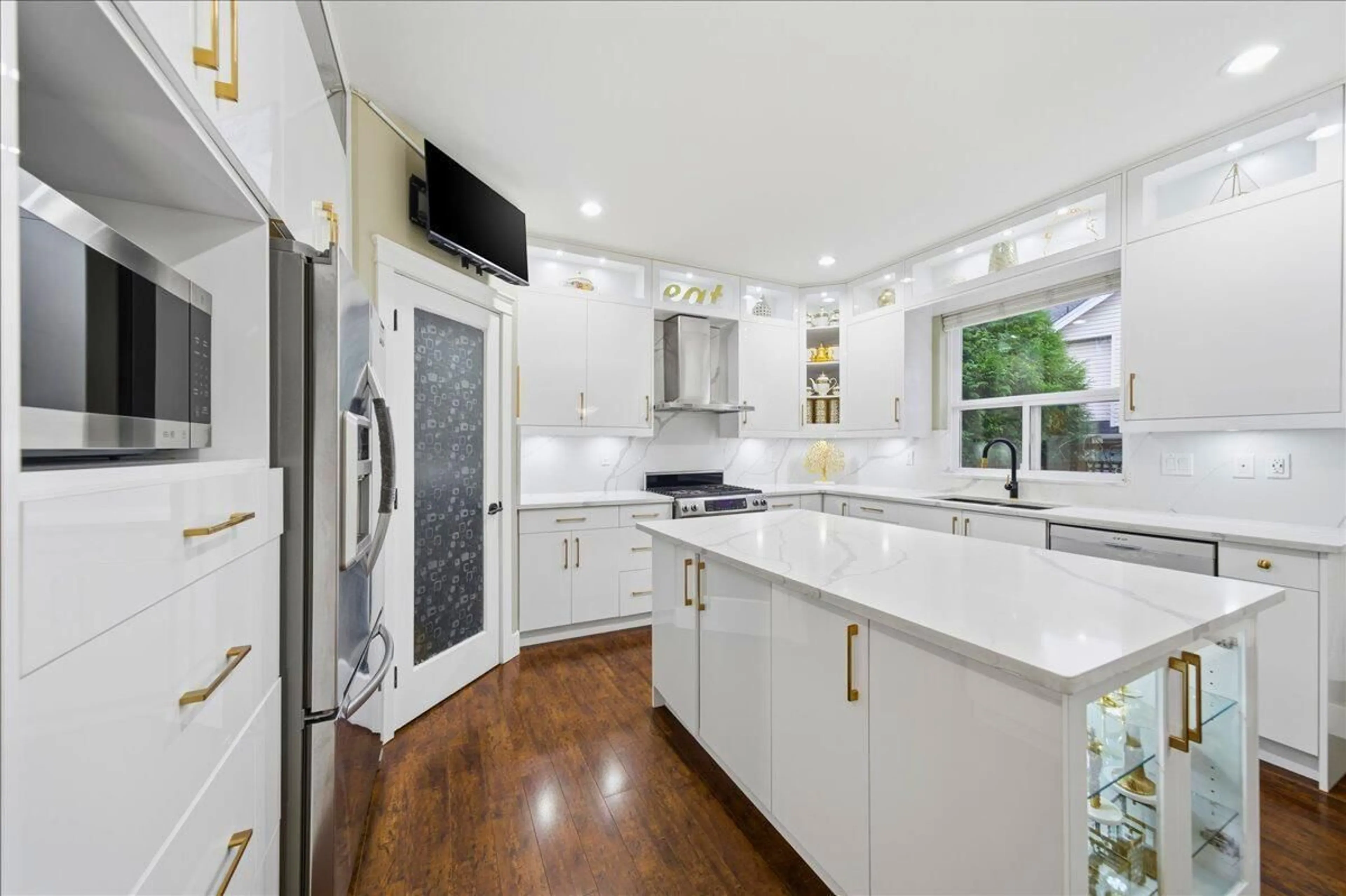 Contemporary kitchen, ceramic/tile floor for 6060 145A STREET, Surrey British Columbia V3S4R5
