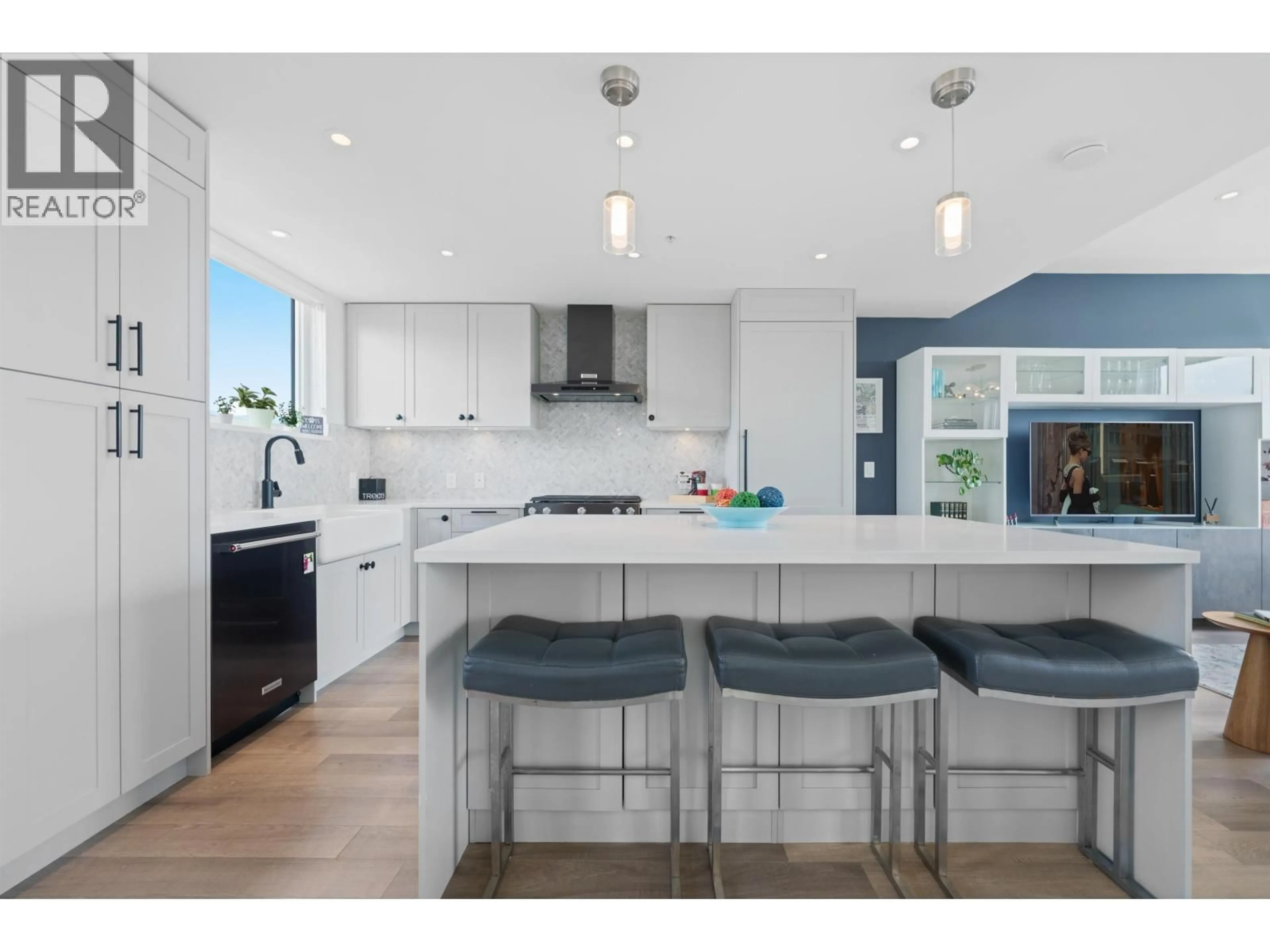 Open concept kitchen, unknown for 402 - 505 2ND STREET, North Vancouver British Columbia V7L1E1
