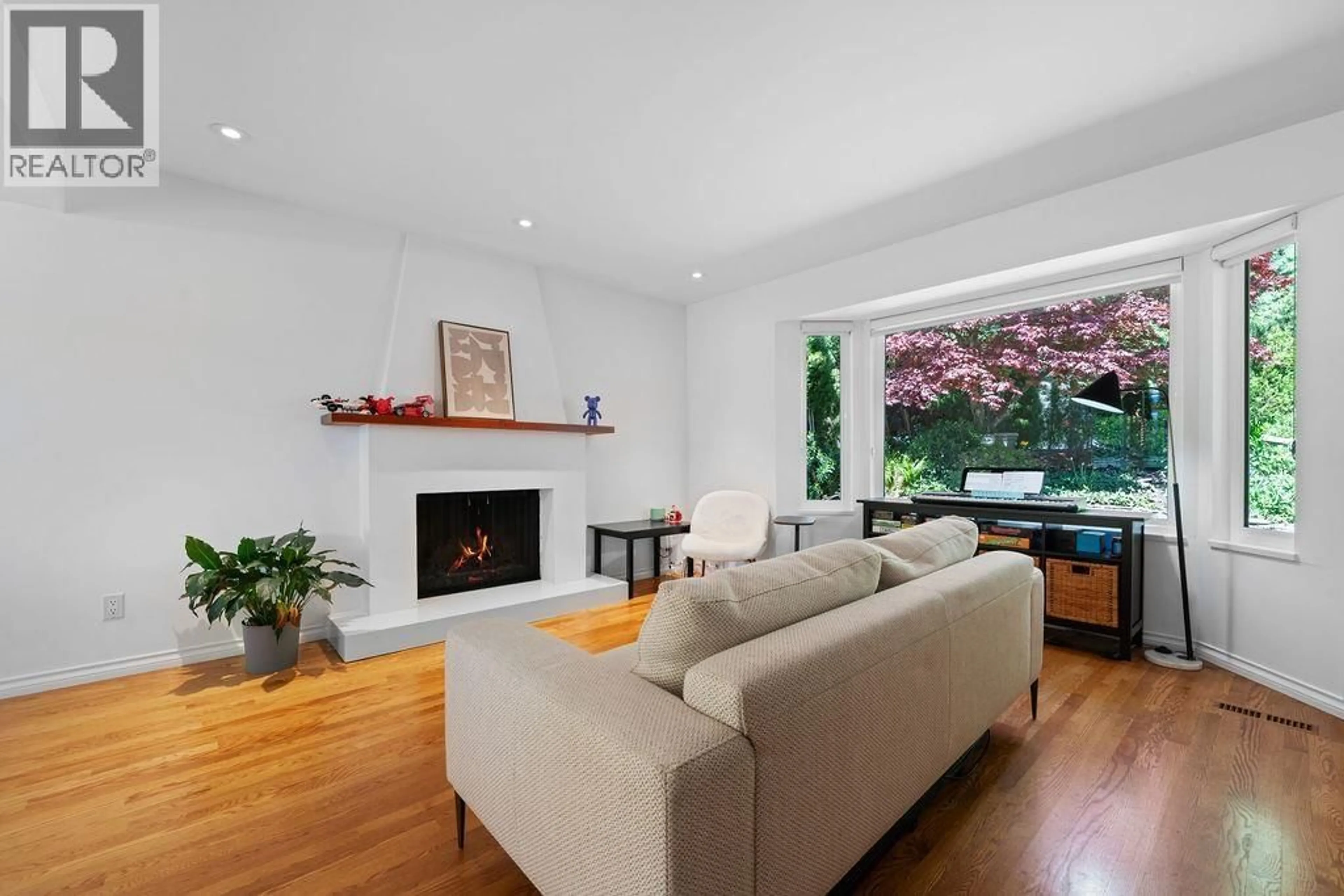 Living room with furniture, wood/laminate floor for 707 BRAEMAR ROAD, North Vancouver British Columbia V7N4G1