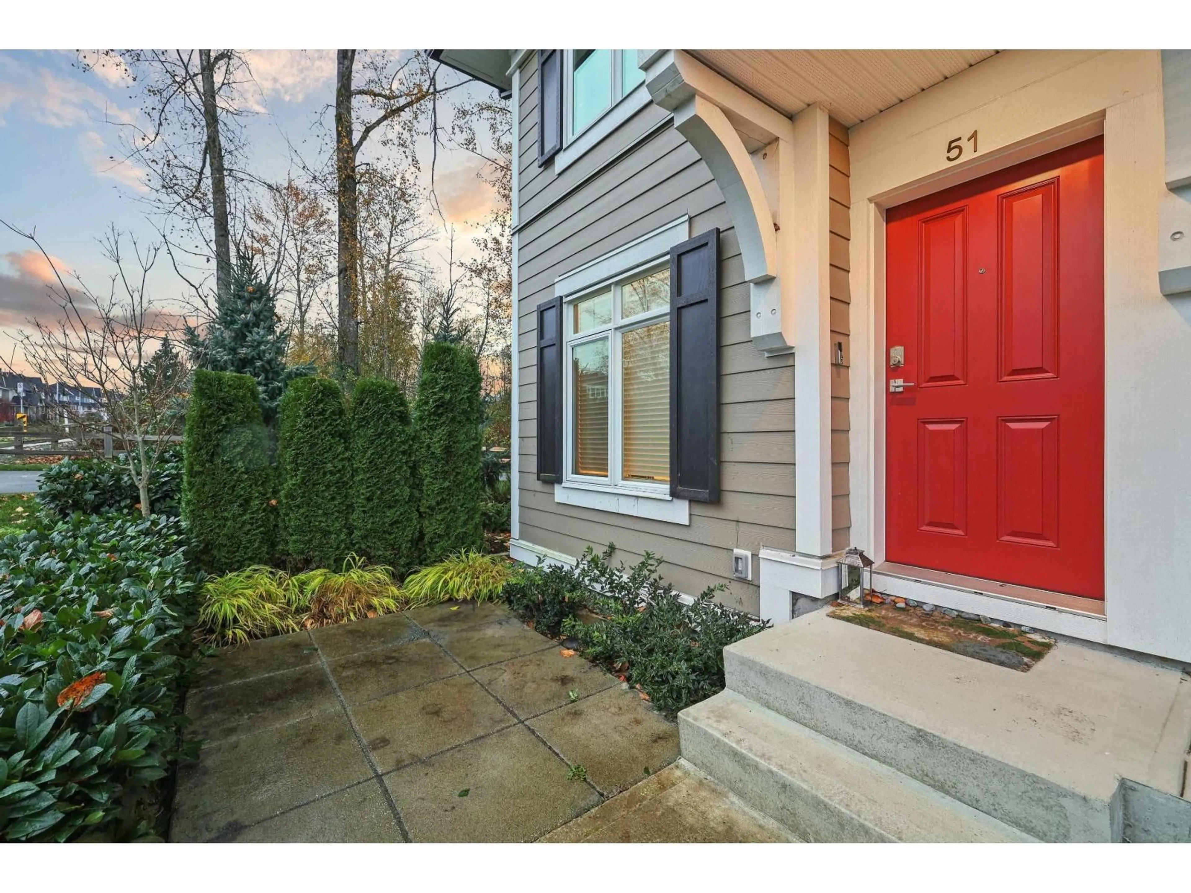 Indoor entryway for 51 - 2070 OAK MEADOWS DRIVE, Surrey British Columbia V3Z1J1