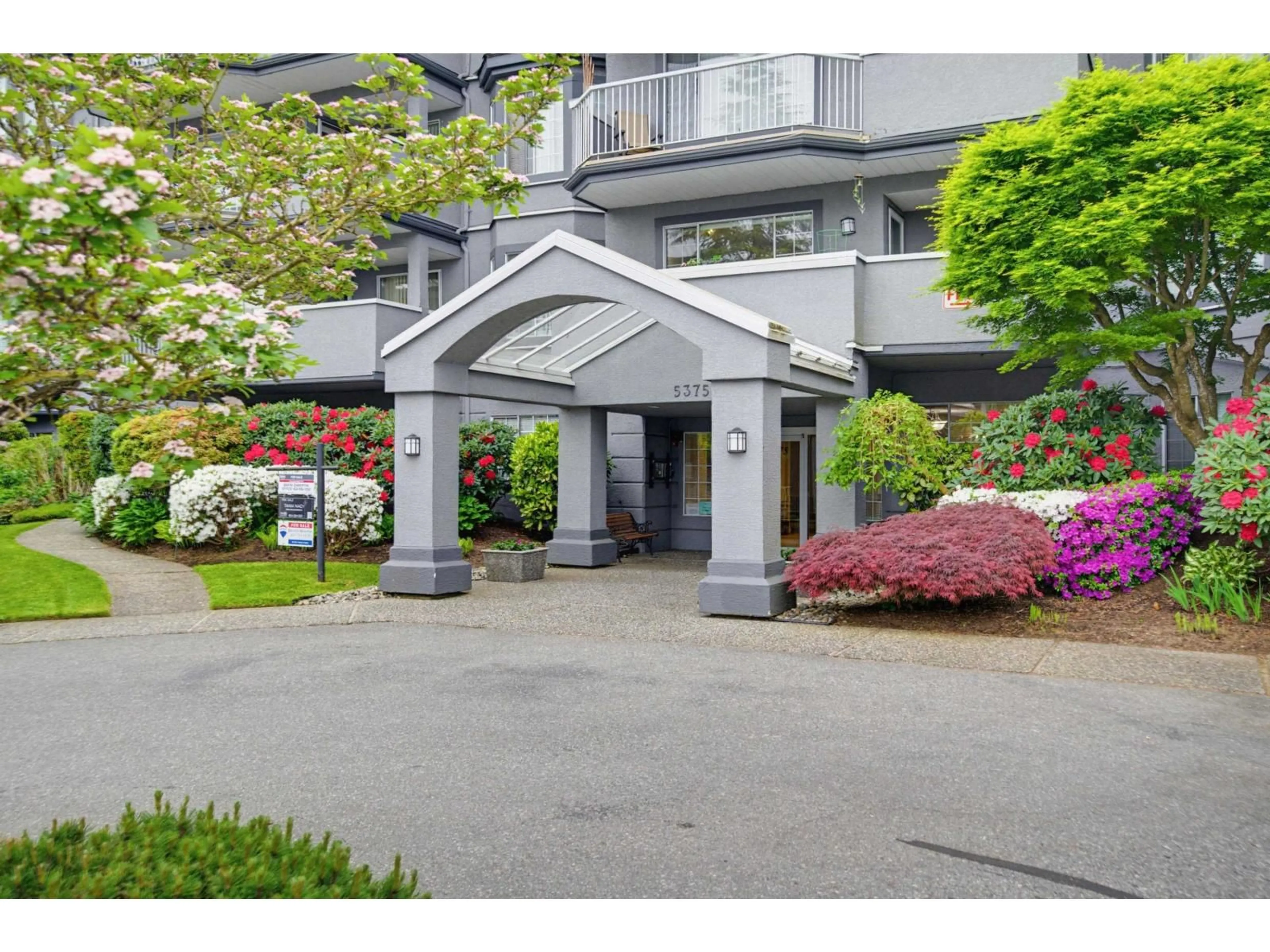Indoor foyer for 302 - 5375 205 STREET, Langley British Columbia V3A7V7