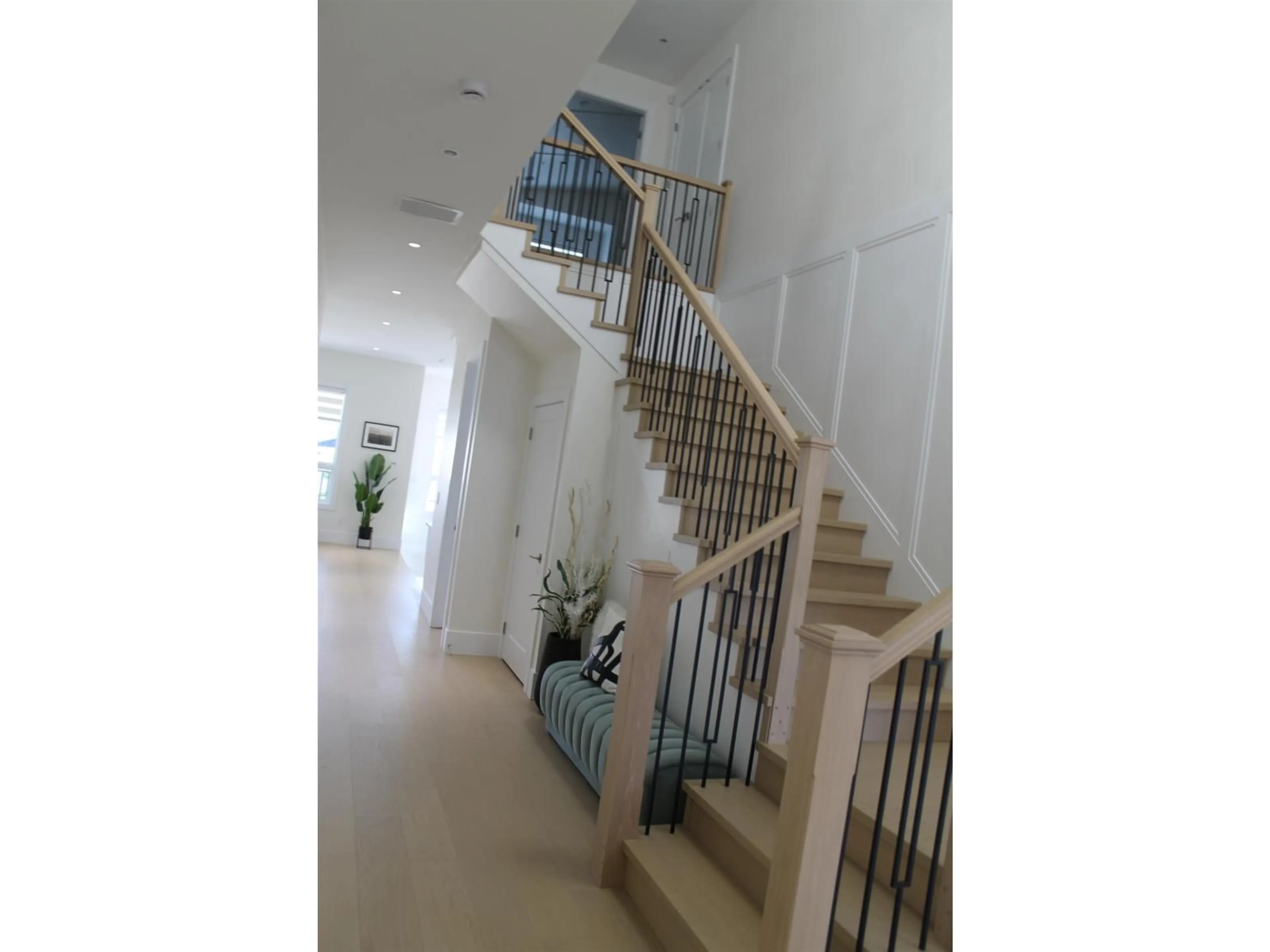 Indoor foyer for 15658 82A AVENUE, Surrey British Columbia V4N0R9