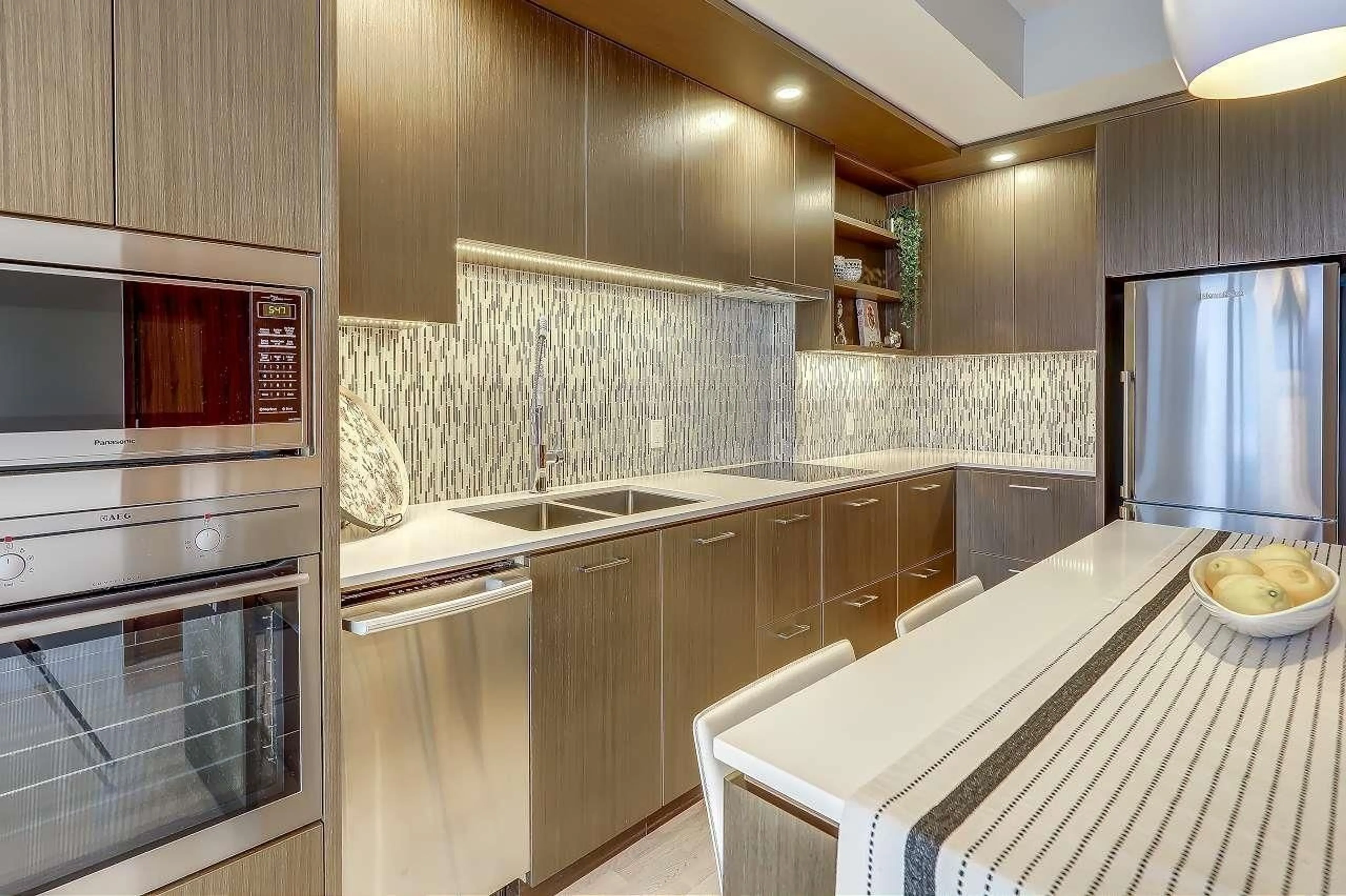 Contemporary kitchen, ceramic/tile floor for 3904 - 13495 CENTRAL AVENUE, Surrey British Columbia V3T0K2