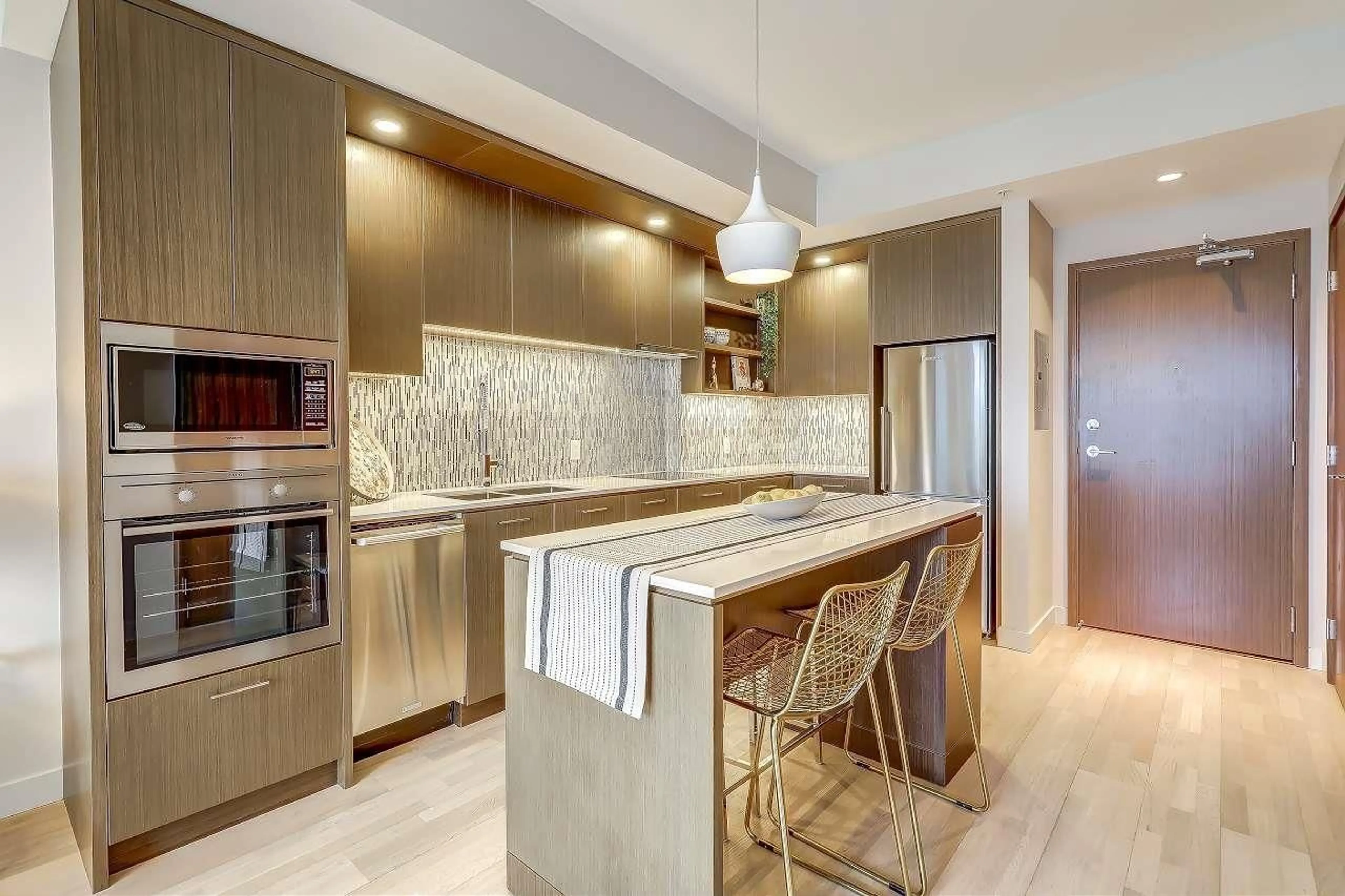 Contemporary kitchen, ceramic/tile floor for 3904 - 13495 CENTRAL AVENUE, Surrey British Columbia V3T0K2