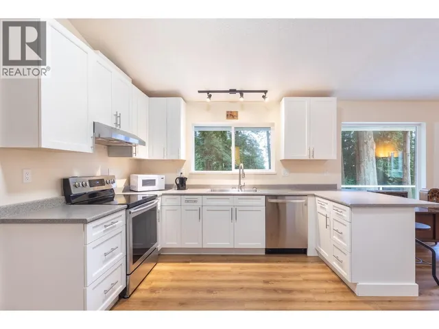 914 GOWER POINT ROAD, Gibsons 5