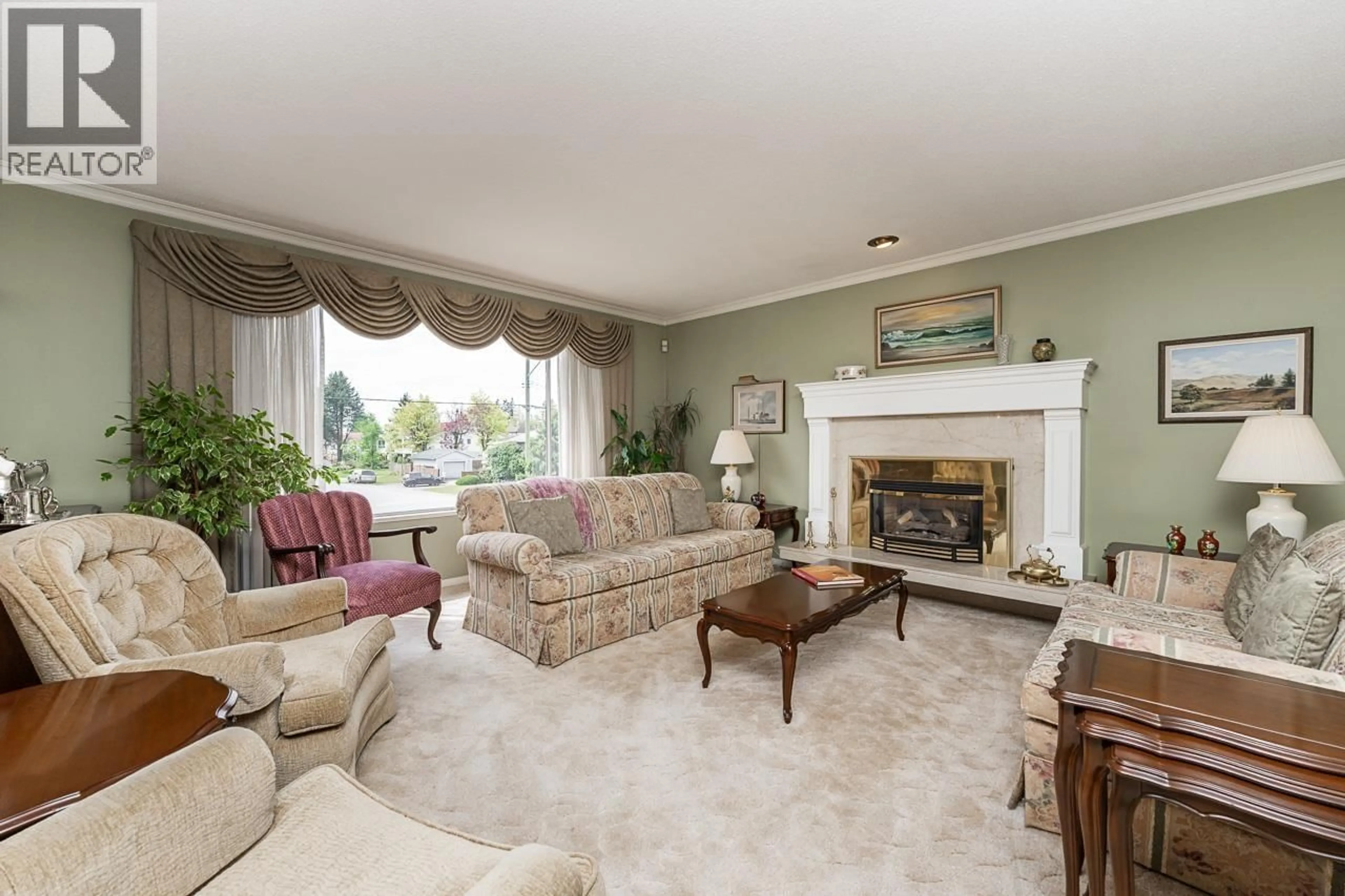 Living room with furniture, carpet floor for 7055 KITCHENER STREET, Burnaby British Columbia V5A1K8