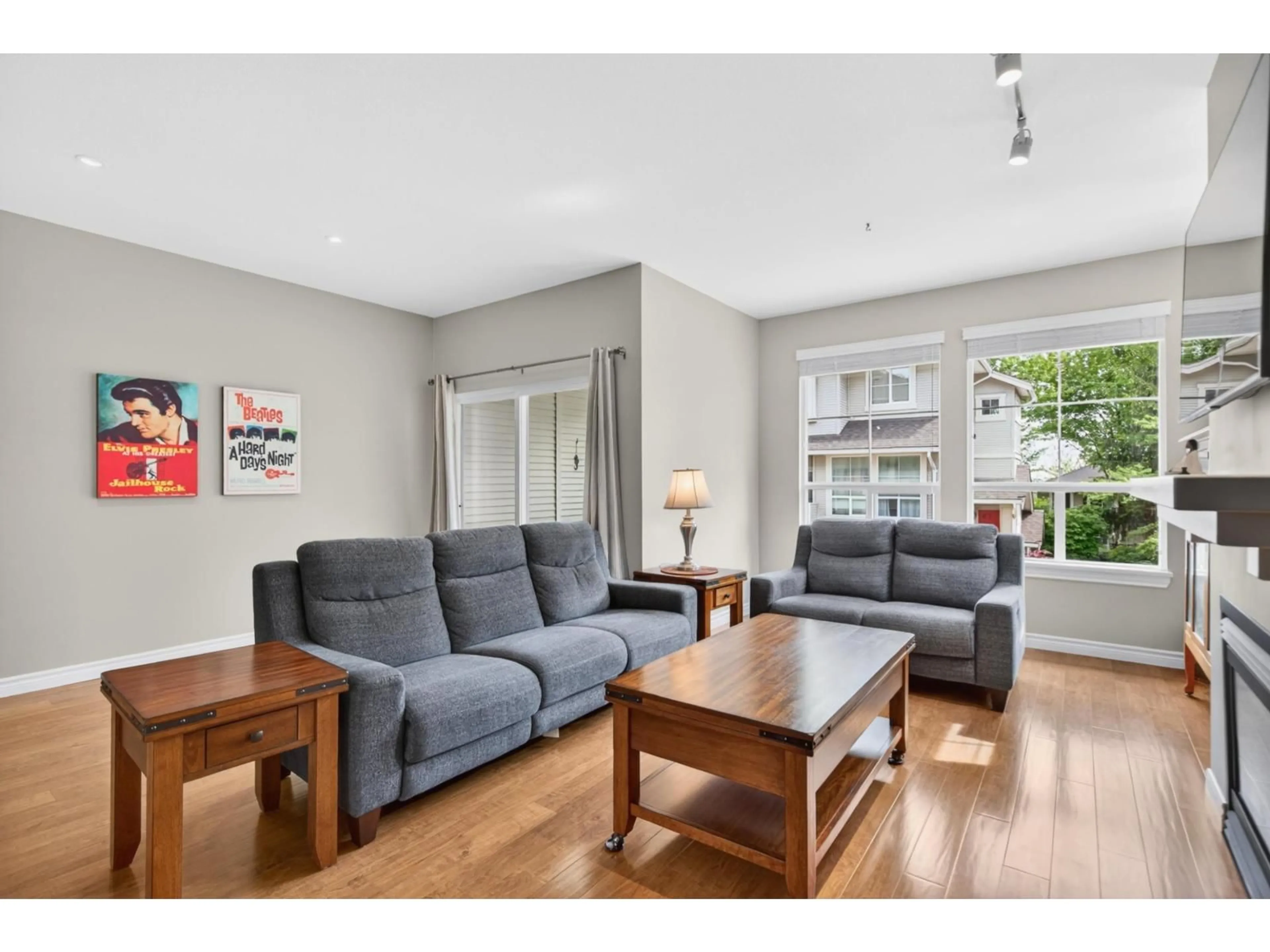 Living room with furniture, wood/laminate floor for 47 - 14952 58 AVENUE, Surrey British Columbia V3S9J2