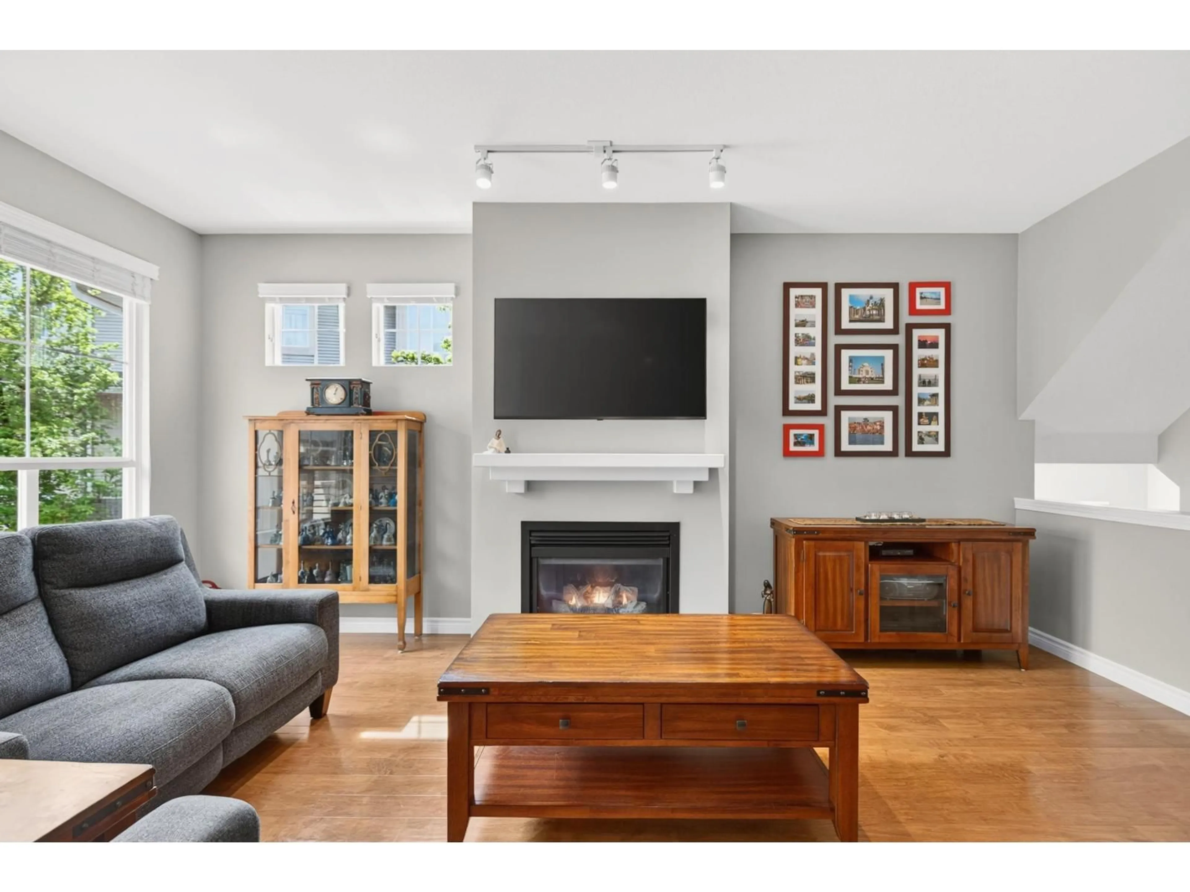 Living room with furniture, wood/laminate floor for 47 - 14952 58 AVENUE, Surrey British Columbia V3S9J2