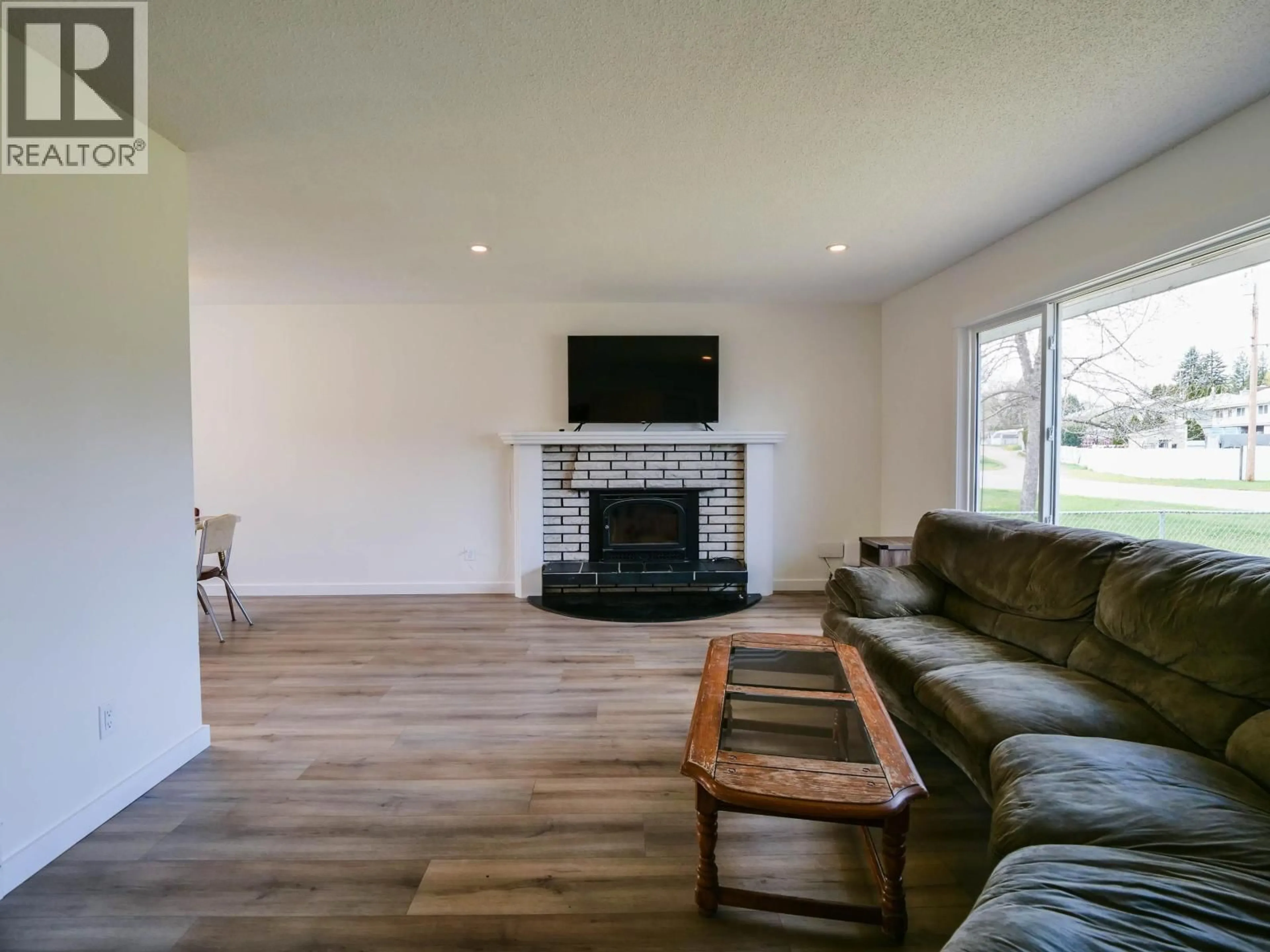 Living room with furniture, wood/laminate floor for 1324 MOFFAT AVENUE, Quesnel British Columbia V2J3A7